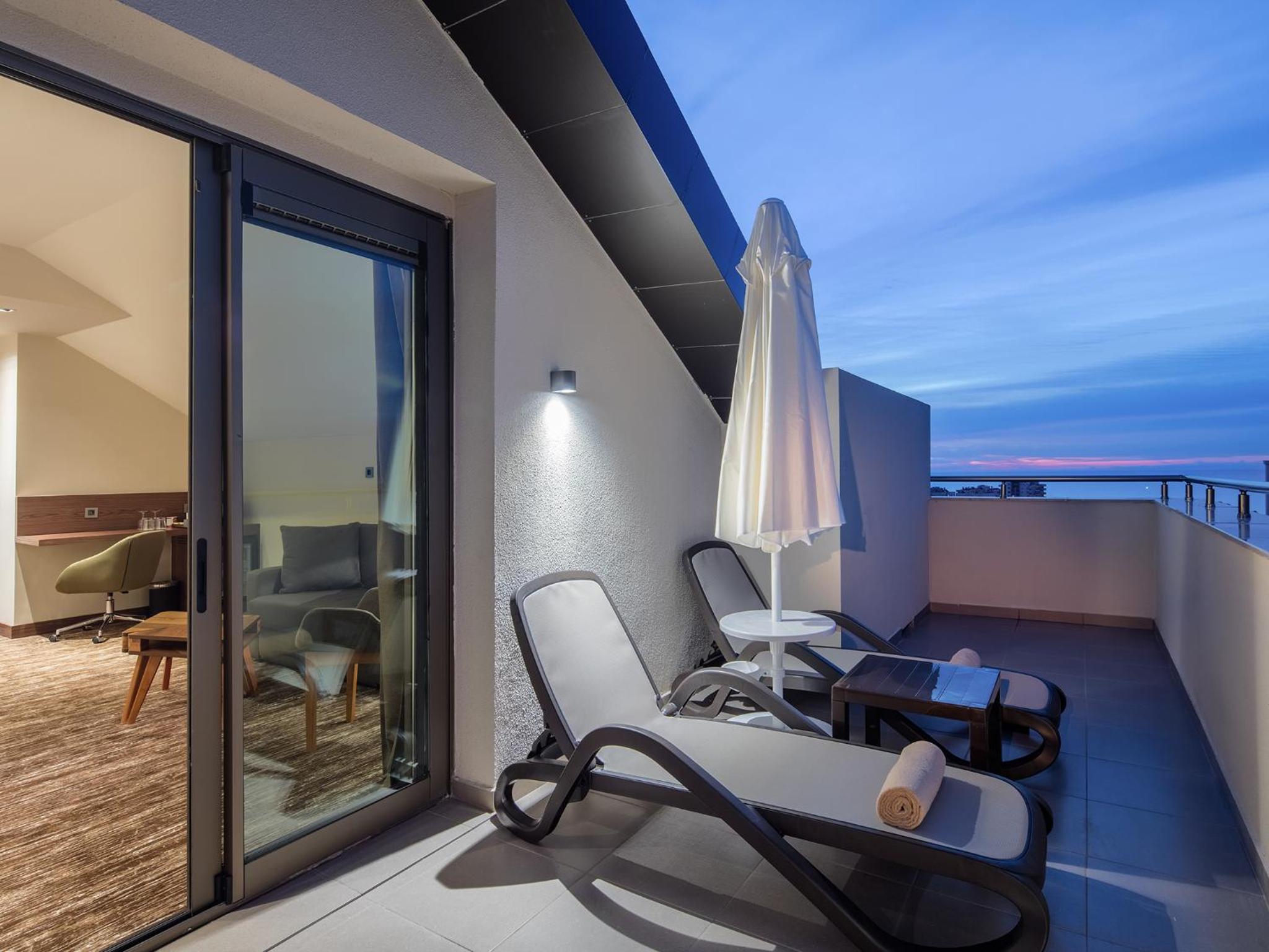 One-Bedroom Queen Suite with Sea View