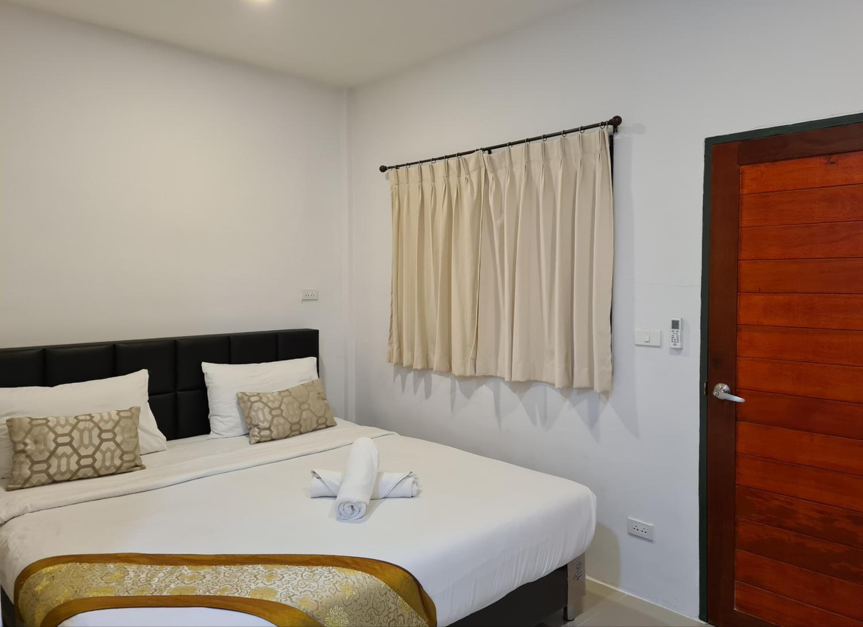 Double Room with Private Bathroom - Photo 13