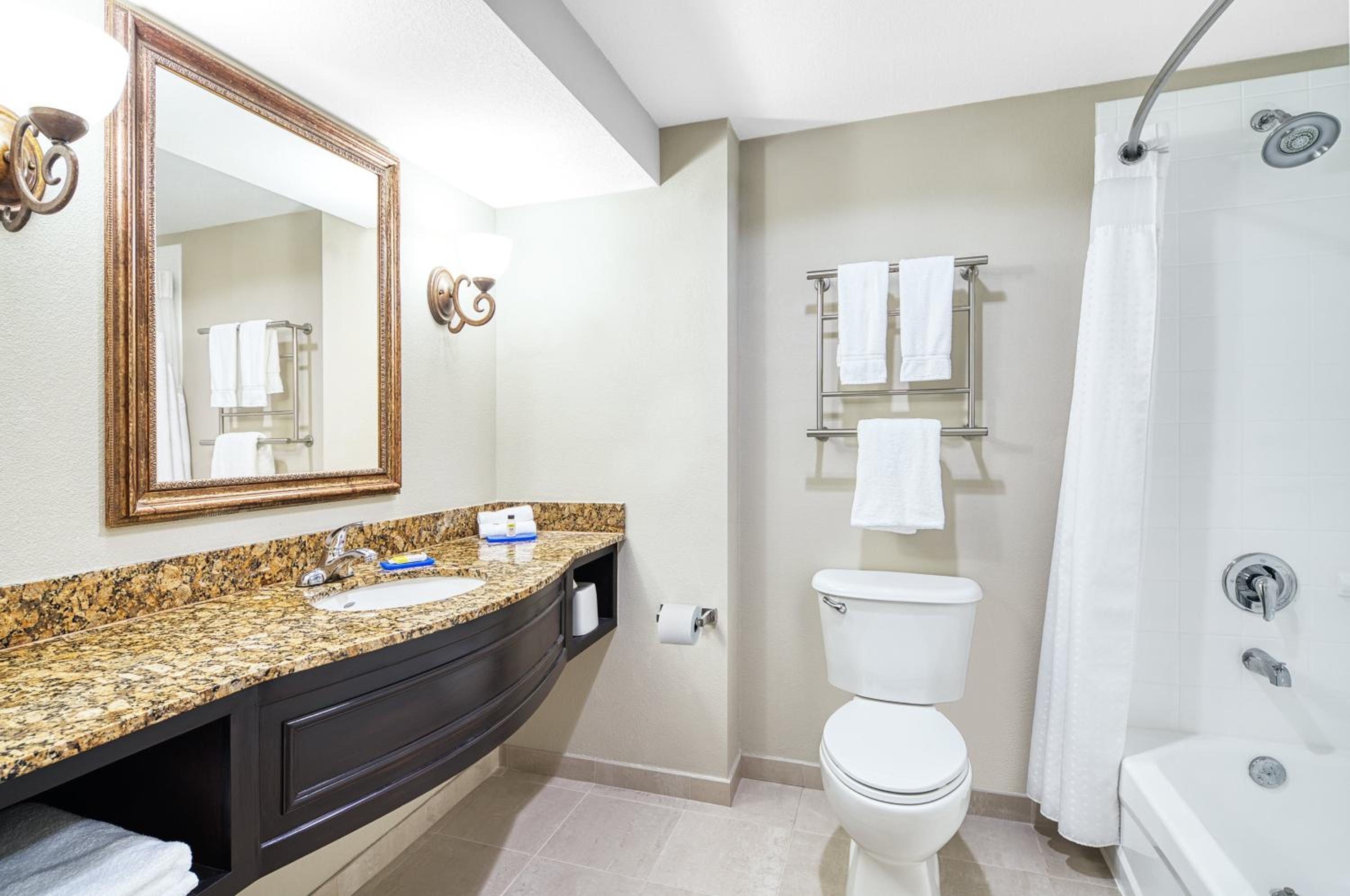 Standard King Room - Photo 4
