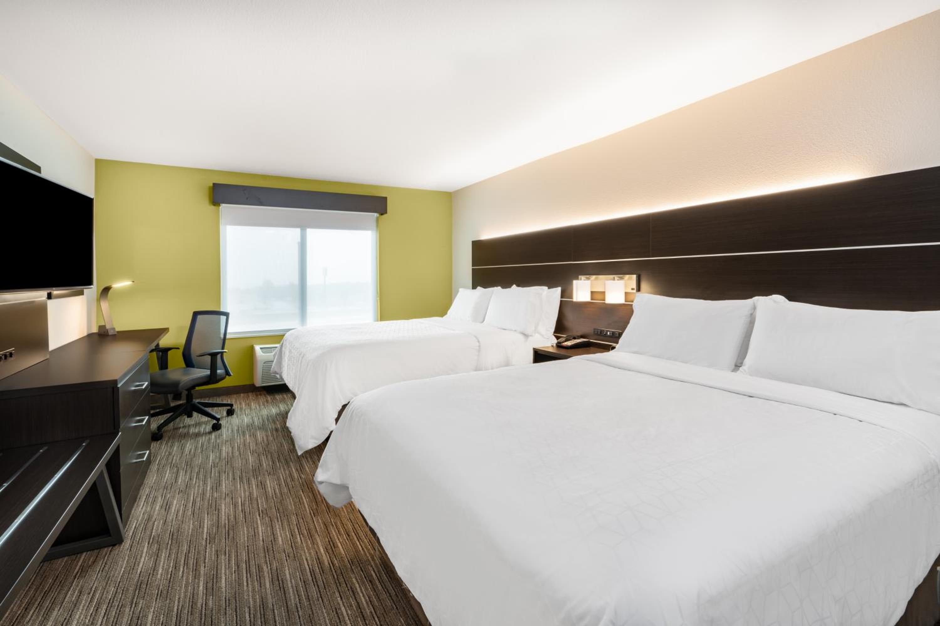 Standard Room with Two Queen Beds - Photo 6
