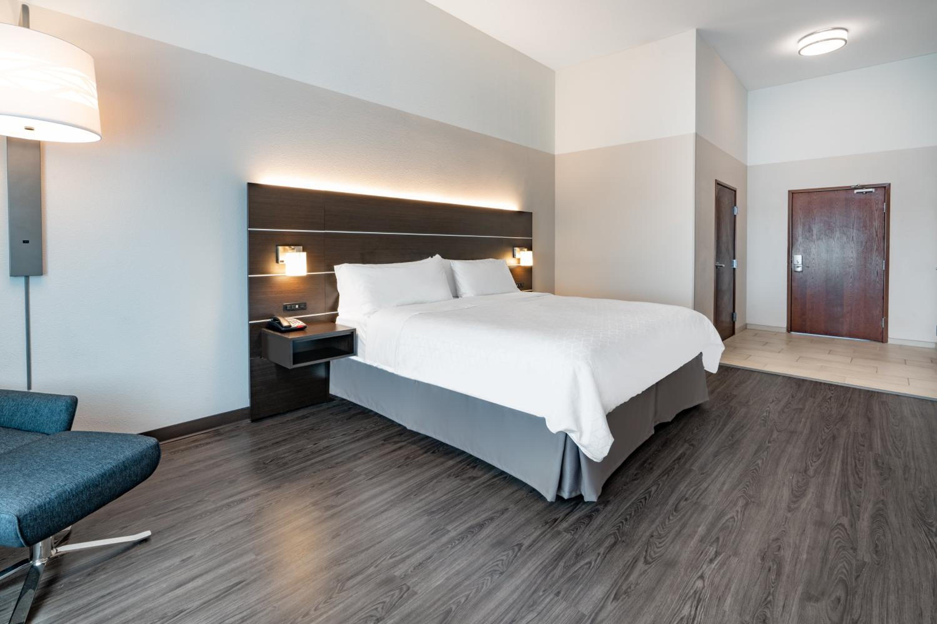 Standard King Room - Pet Friendly - Photo 1