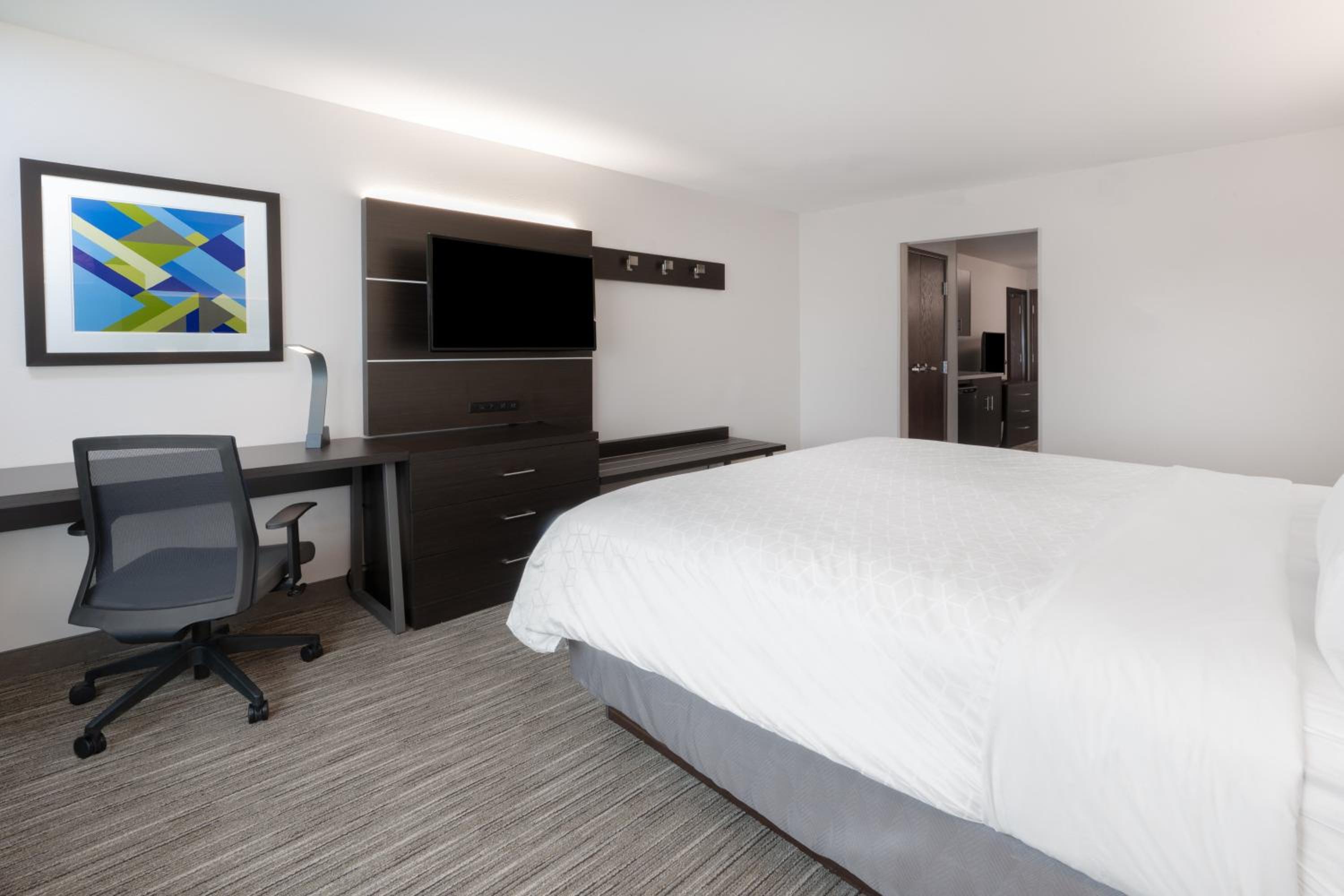 King Suite with Mountain View - Photo 5