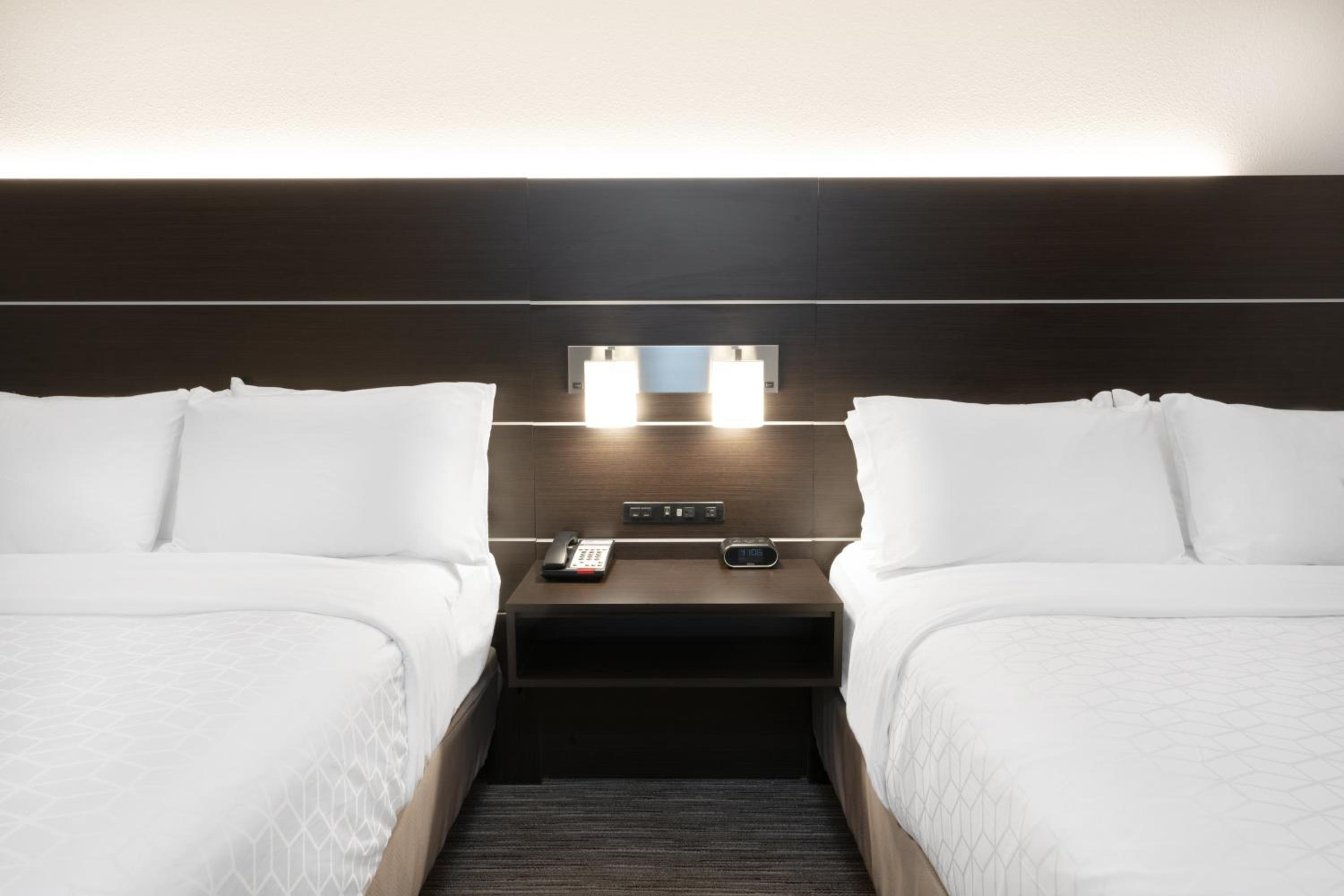 Standard Room with Two Queen Beds - Photo 3