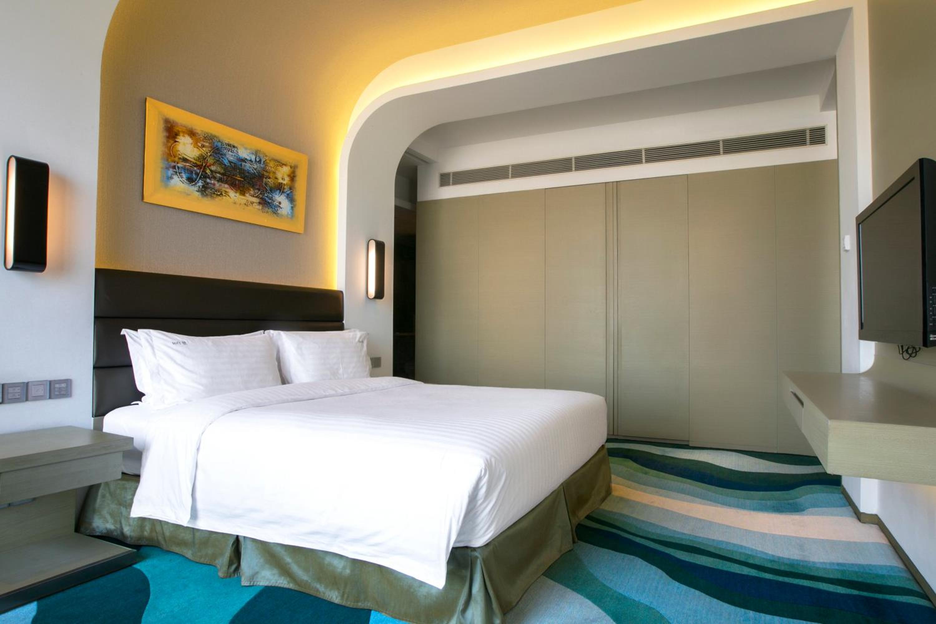 One-Bedroom Suite - Lounge Access - Photo 3