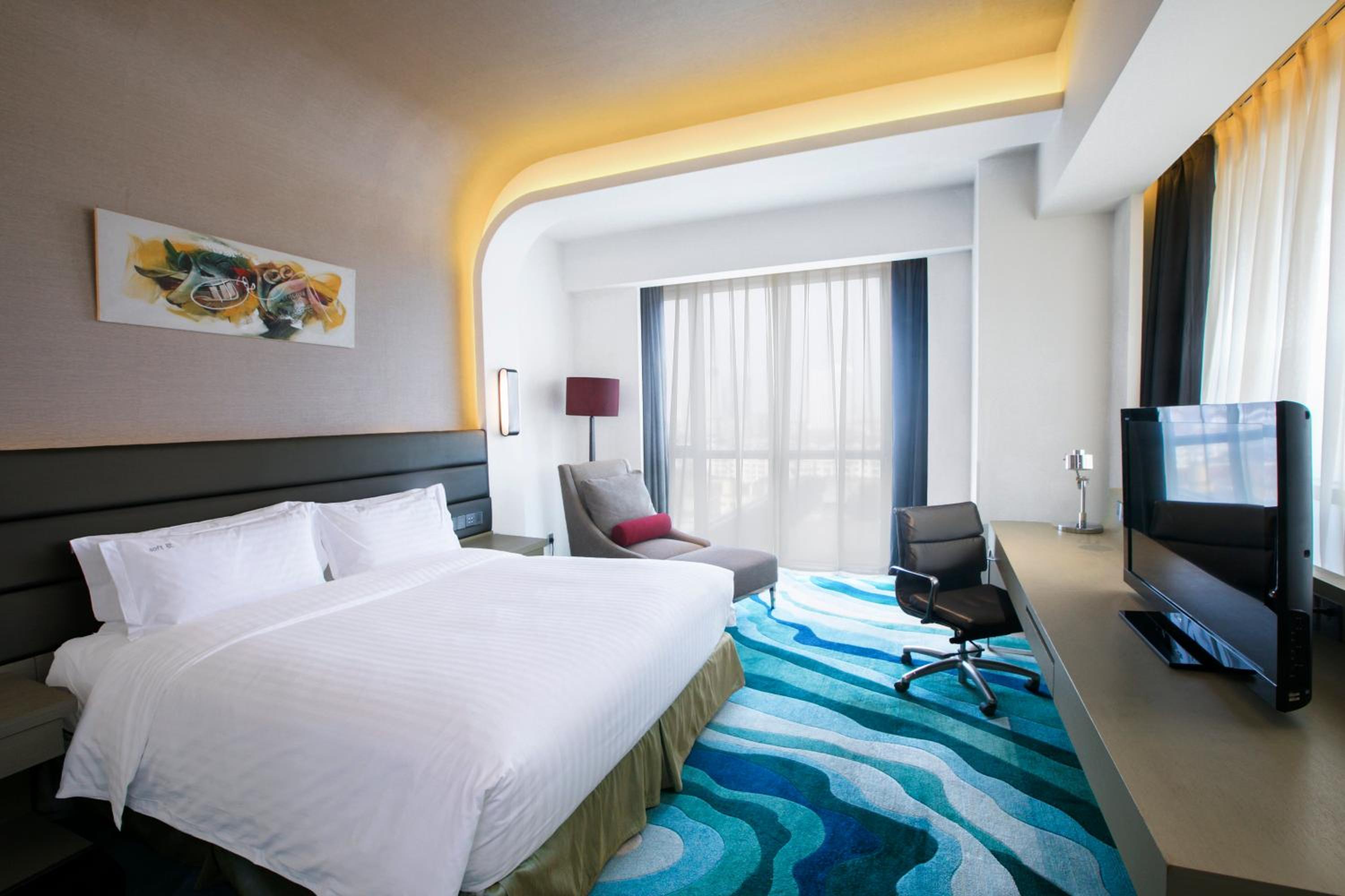 Standard King Room with Lounge Access - Photo 7