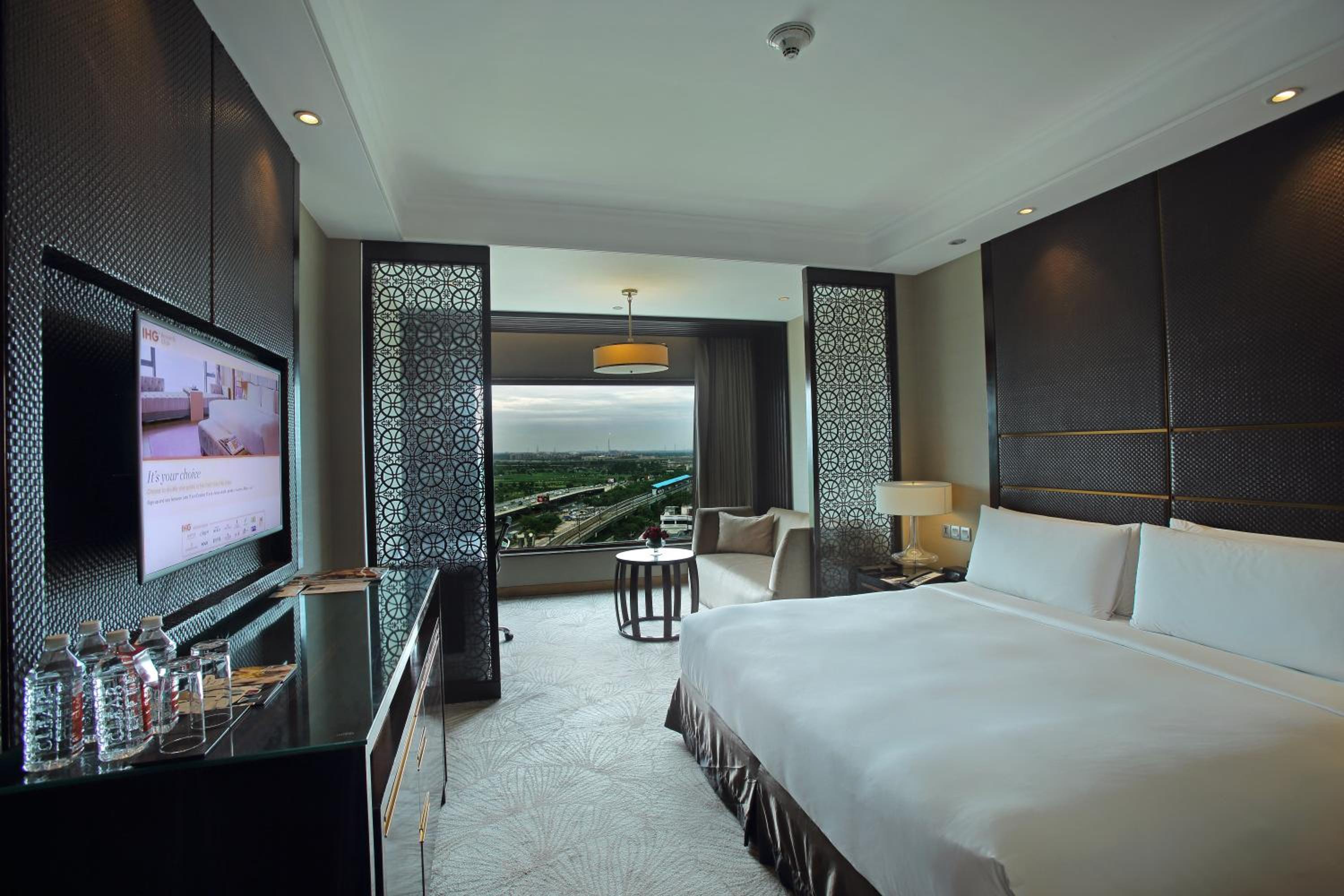 Standard King Room with Lounge Access - Photo 2