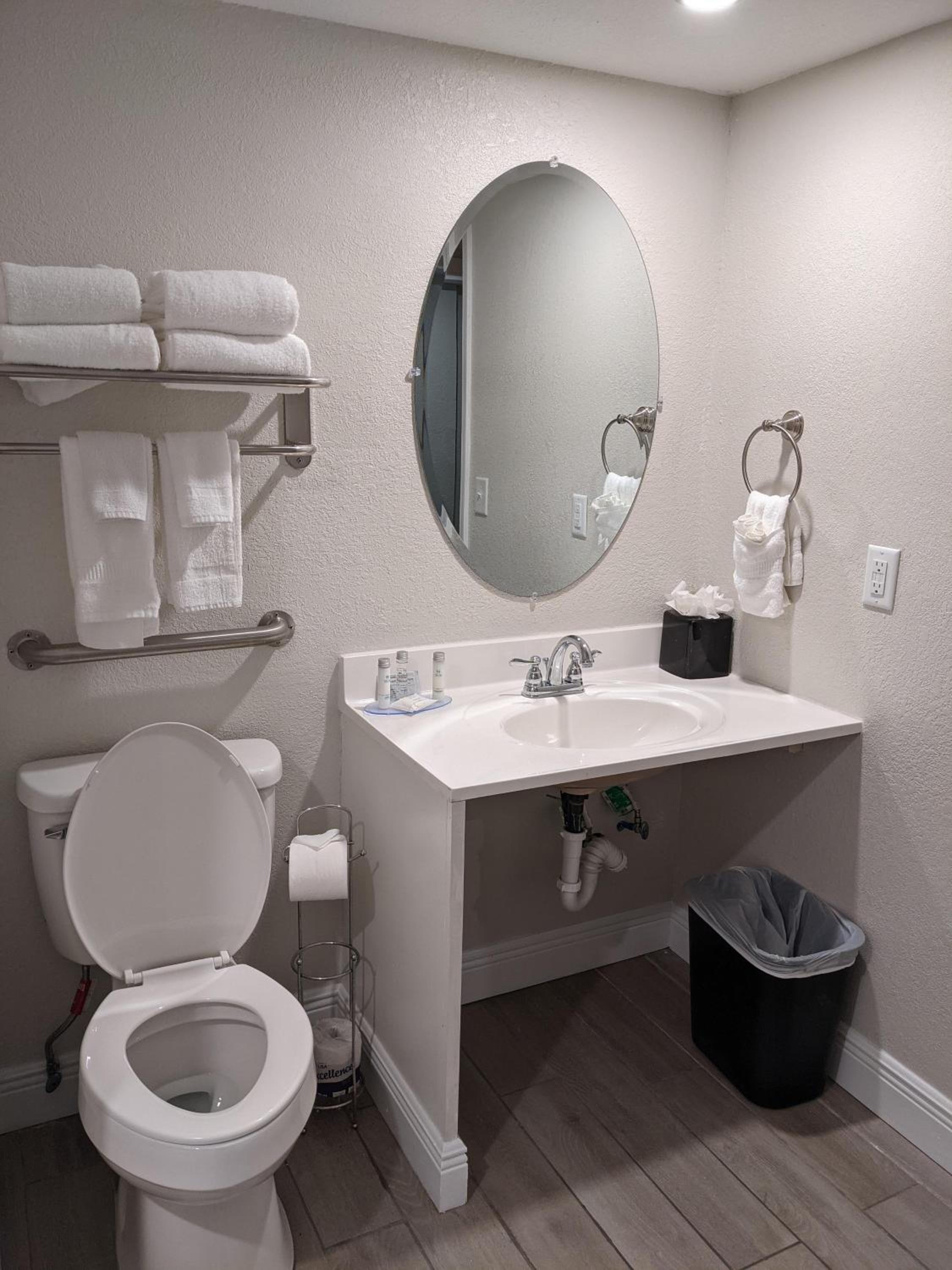 King Room with City View - Accessible/Non-Smoking - Photo 6