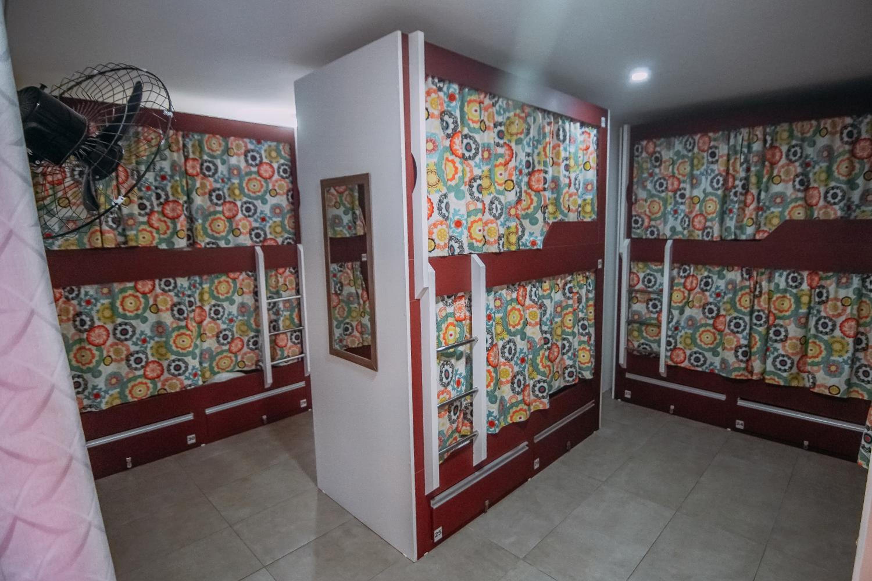 Cama em Quarto Compartilhado Misto com 10 Camas photo 3