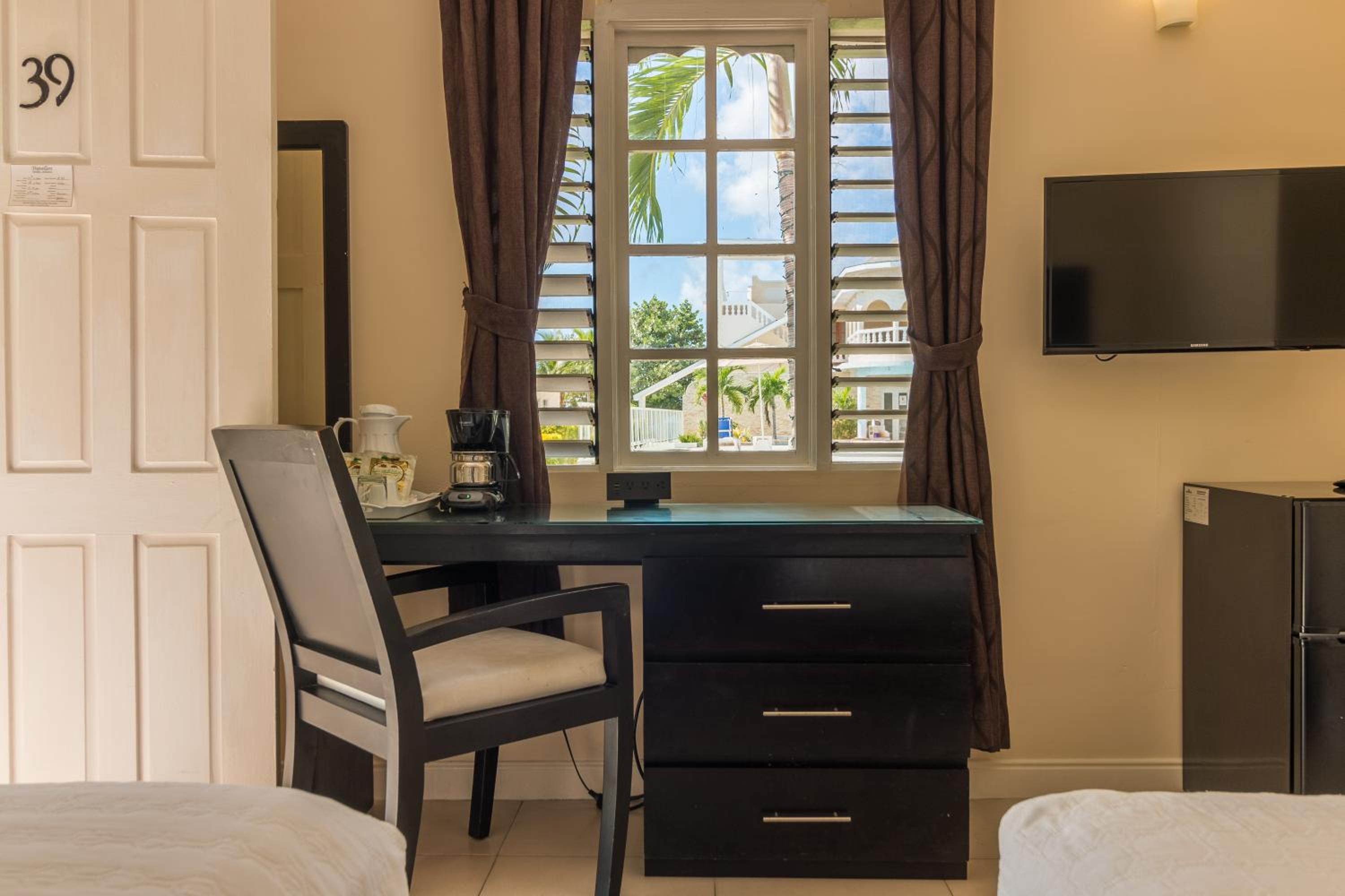 Standard Room with Two Double Beds - Photo 5