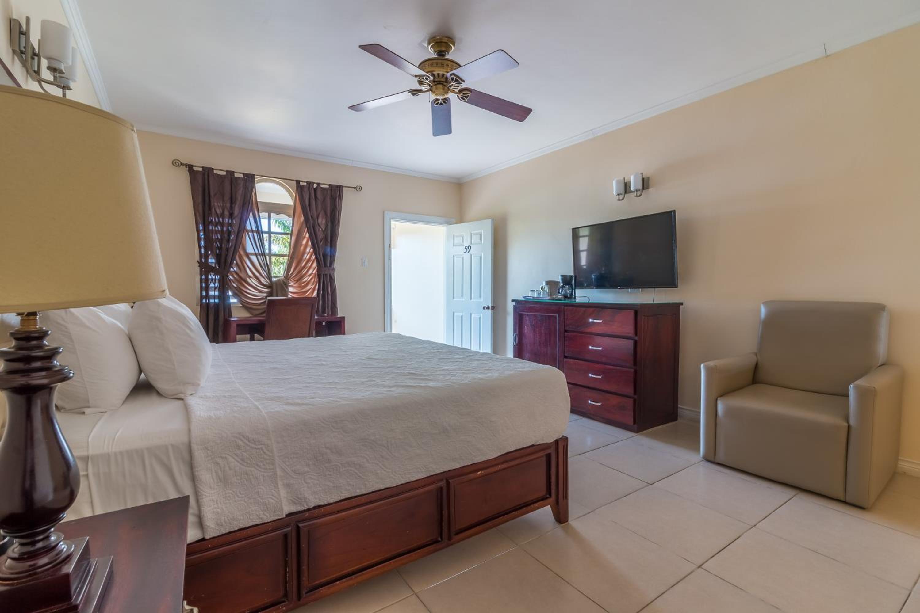 Deluxe King Room - Photo 9