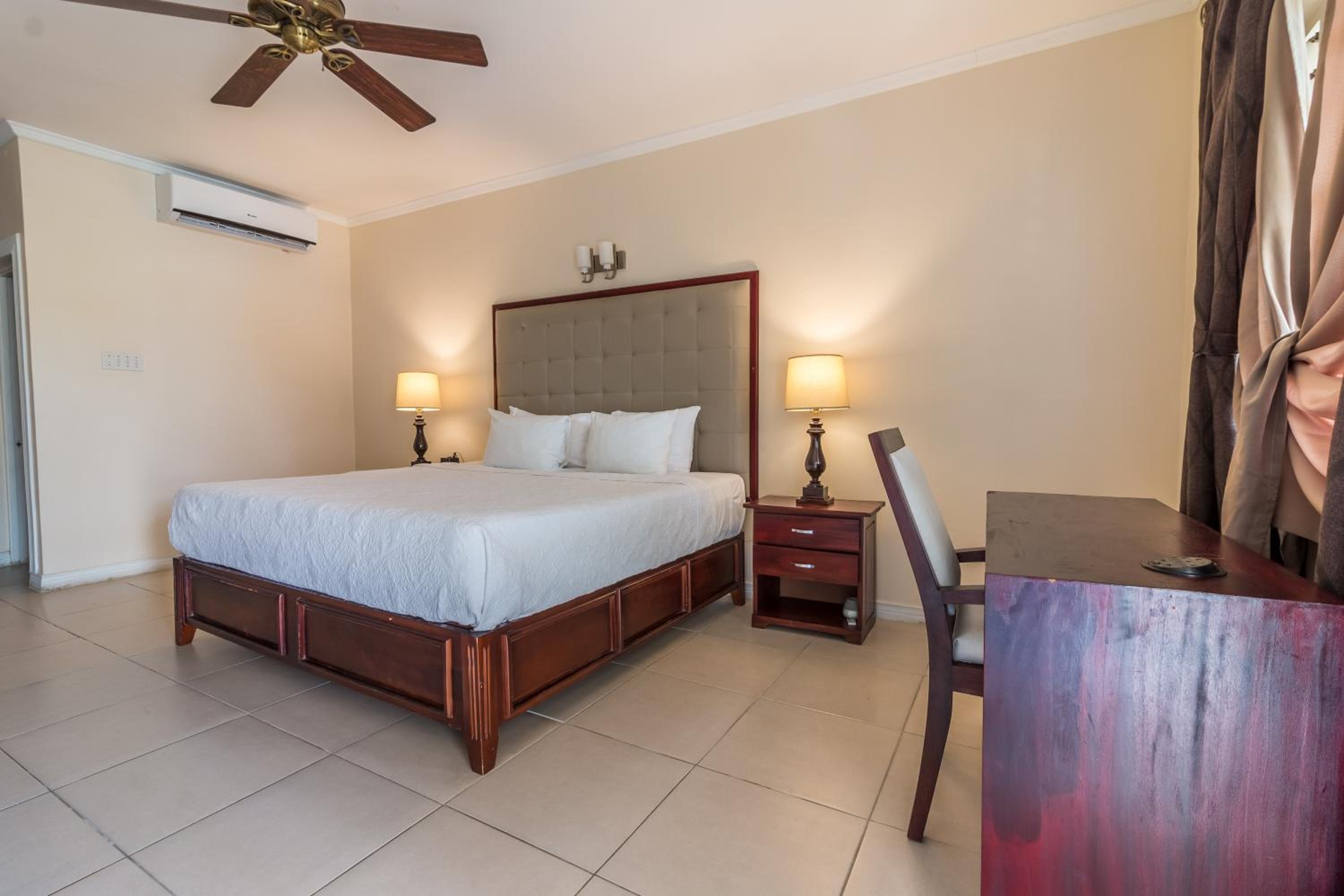 Deluxe King Room - Photo 1
