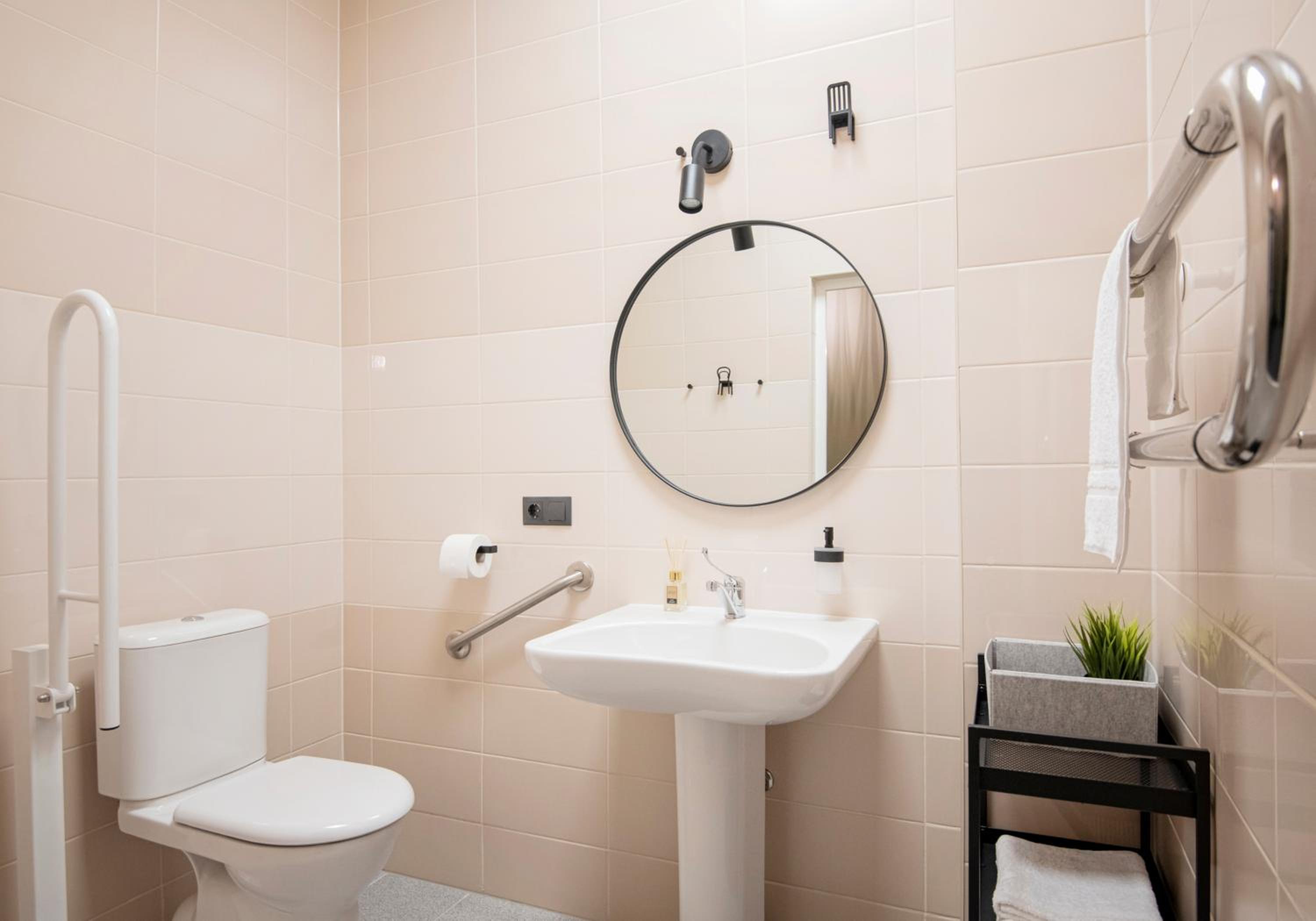 Twin Room - Disability Access - Photo 3