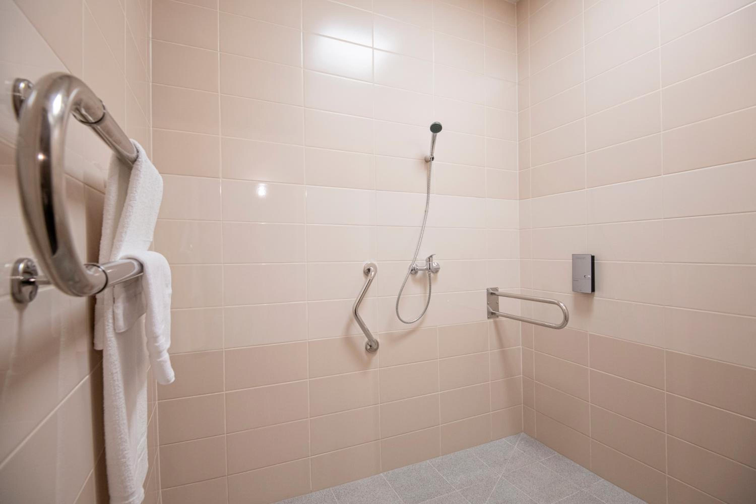 Twin Room - Disability Access - Photo 7