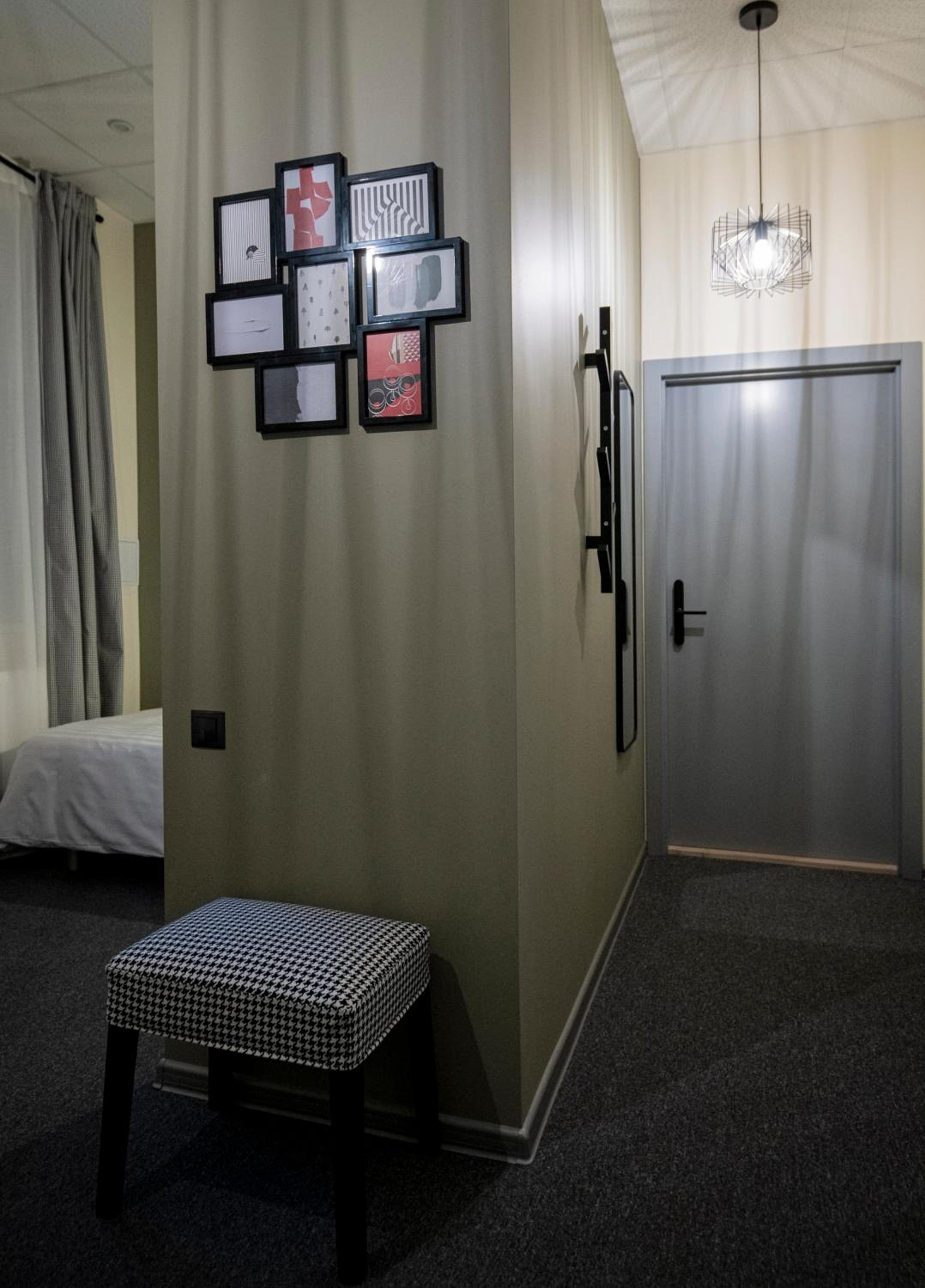 Twin Room - Disability Access - Photo 6