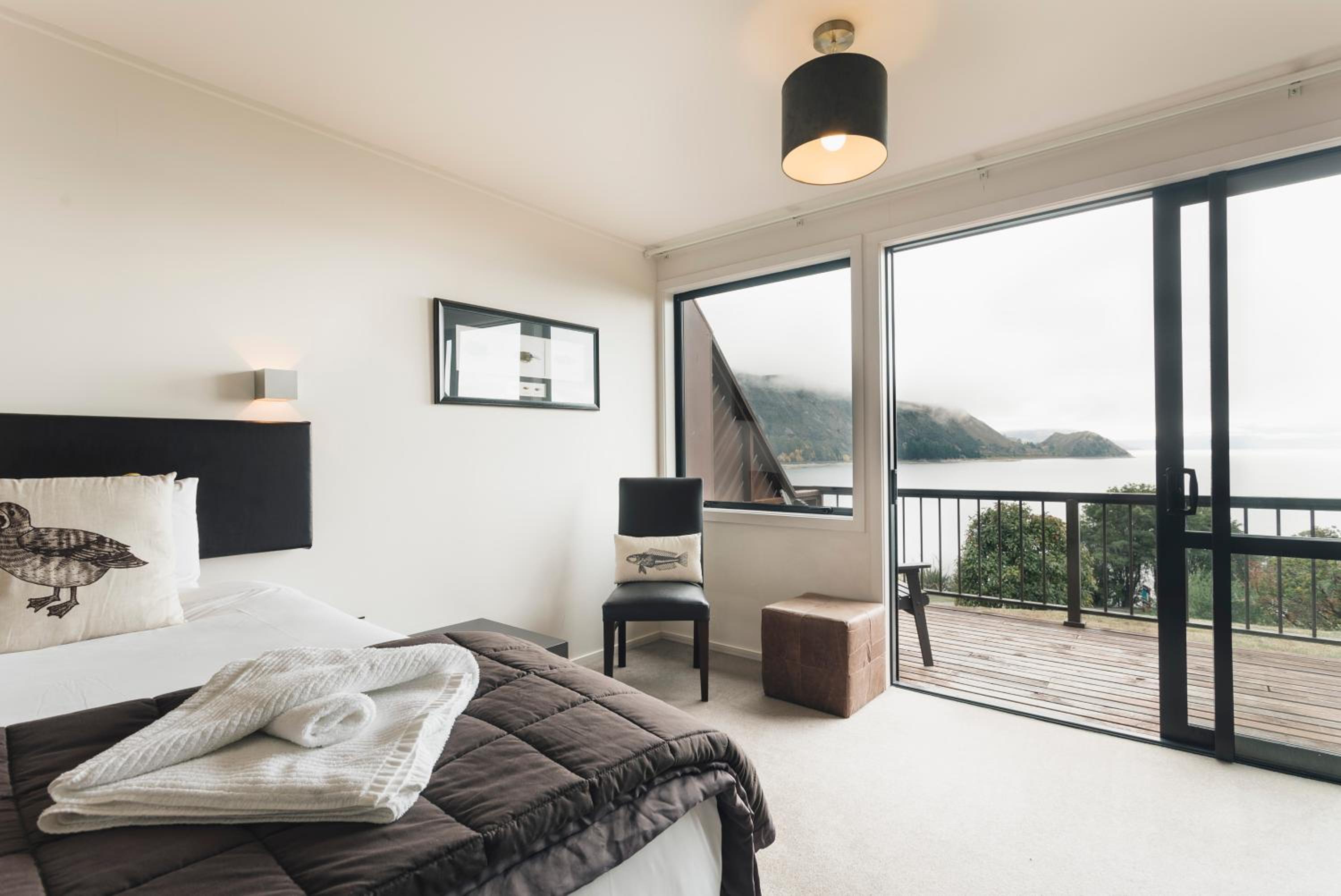 Lake View Family Hotel Room with Mezzanine and Ensuite Bathroom - Photo 4