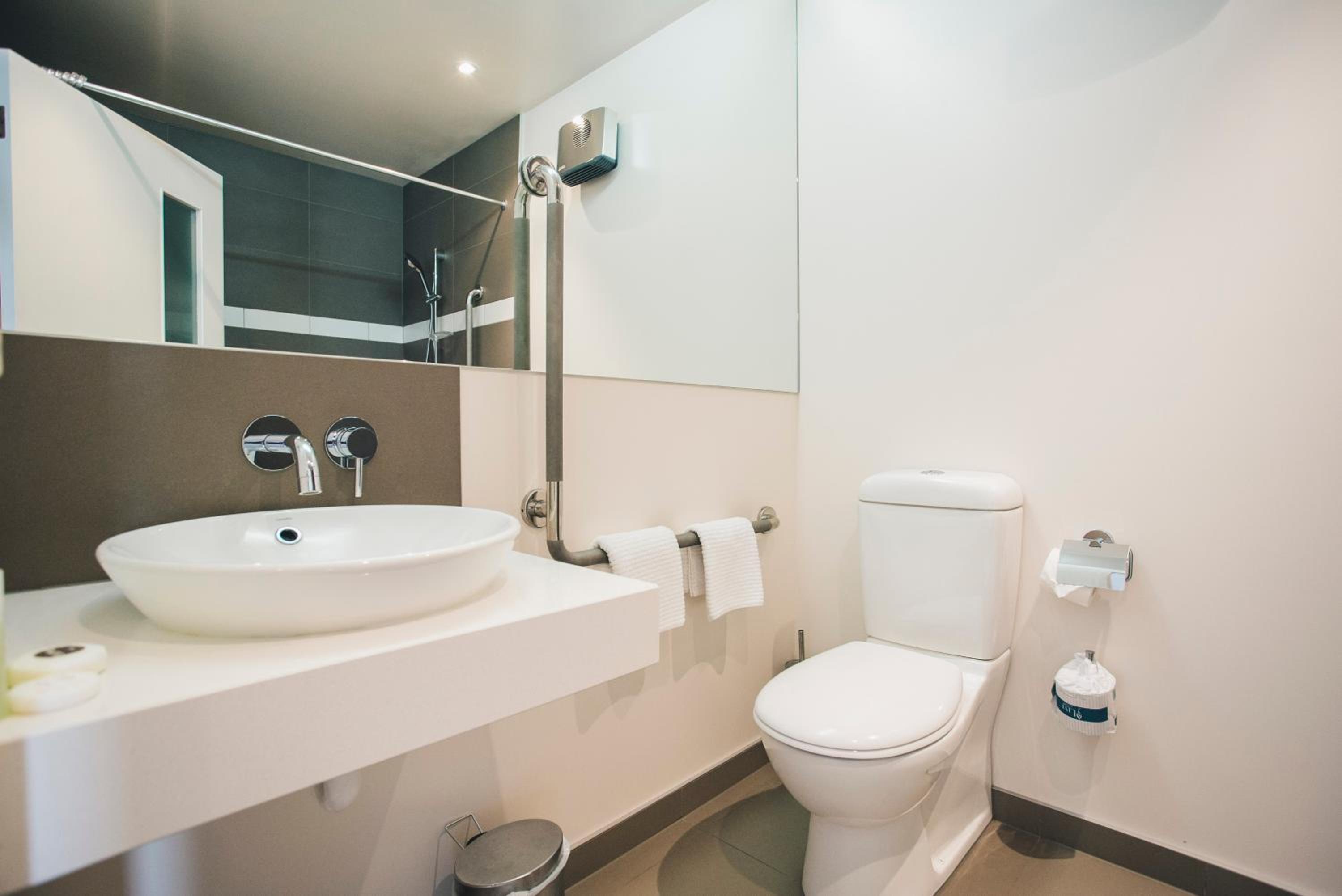 Lake View Family Hotel Room with Mezzanine and Ensuite Bathroom - Photo 2