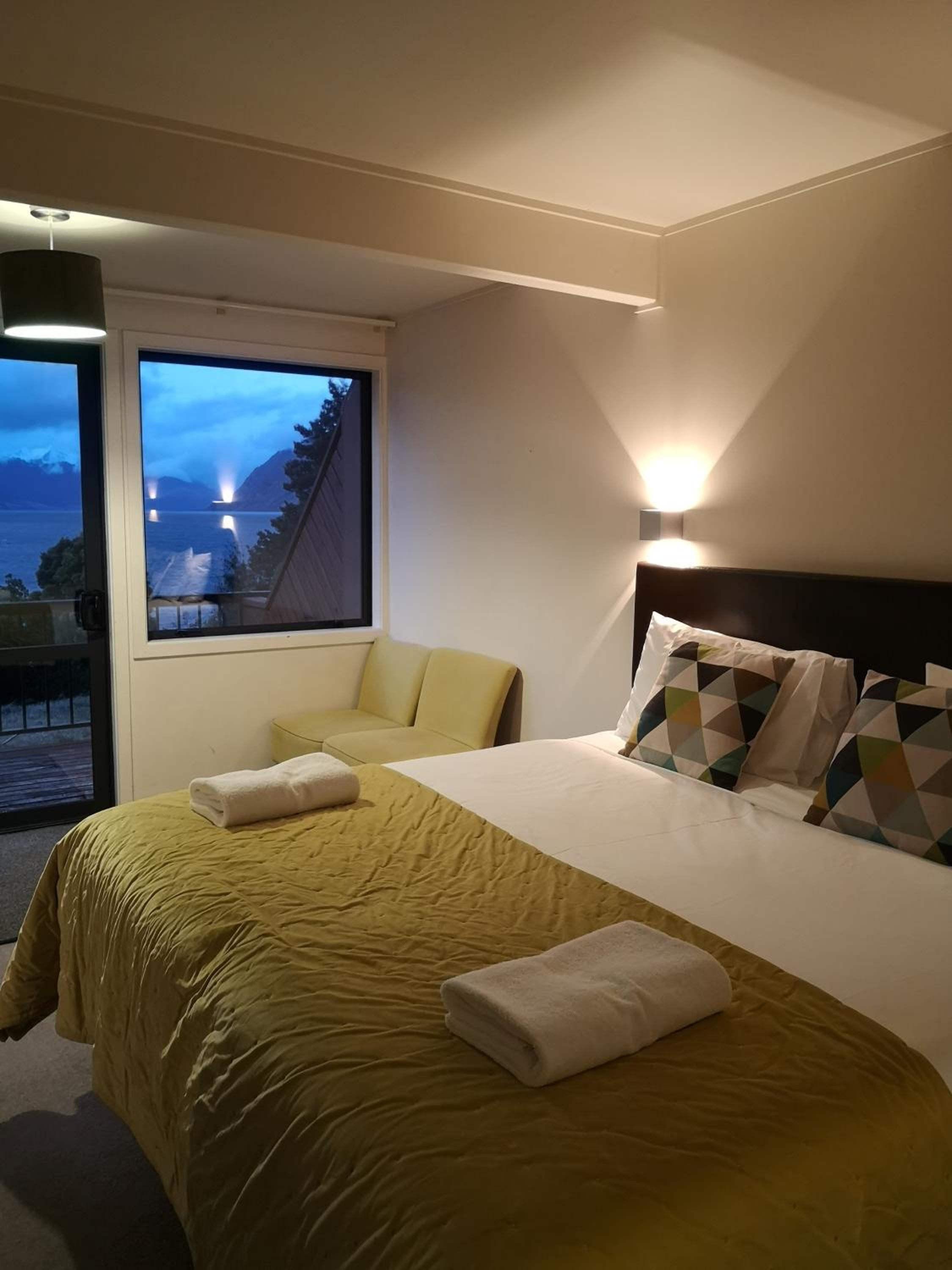 Lake View Family Hotel Room with Mezzanine and Ensuite Bathroom - Photo 5