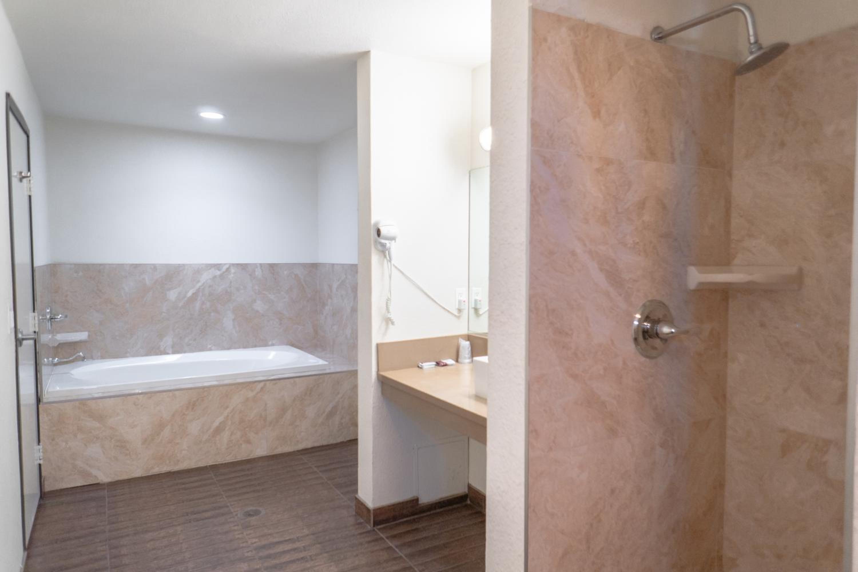 King Room with Spa Bath - Photo 4