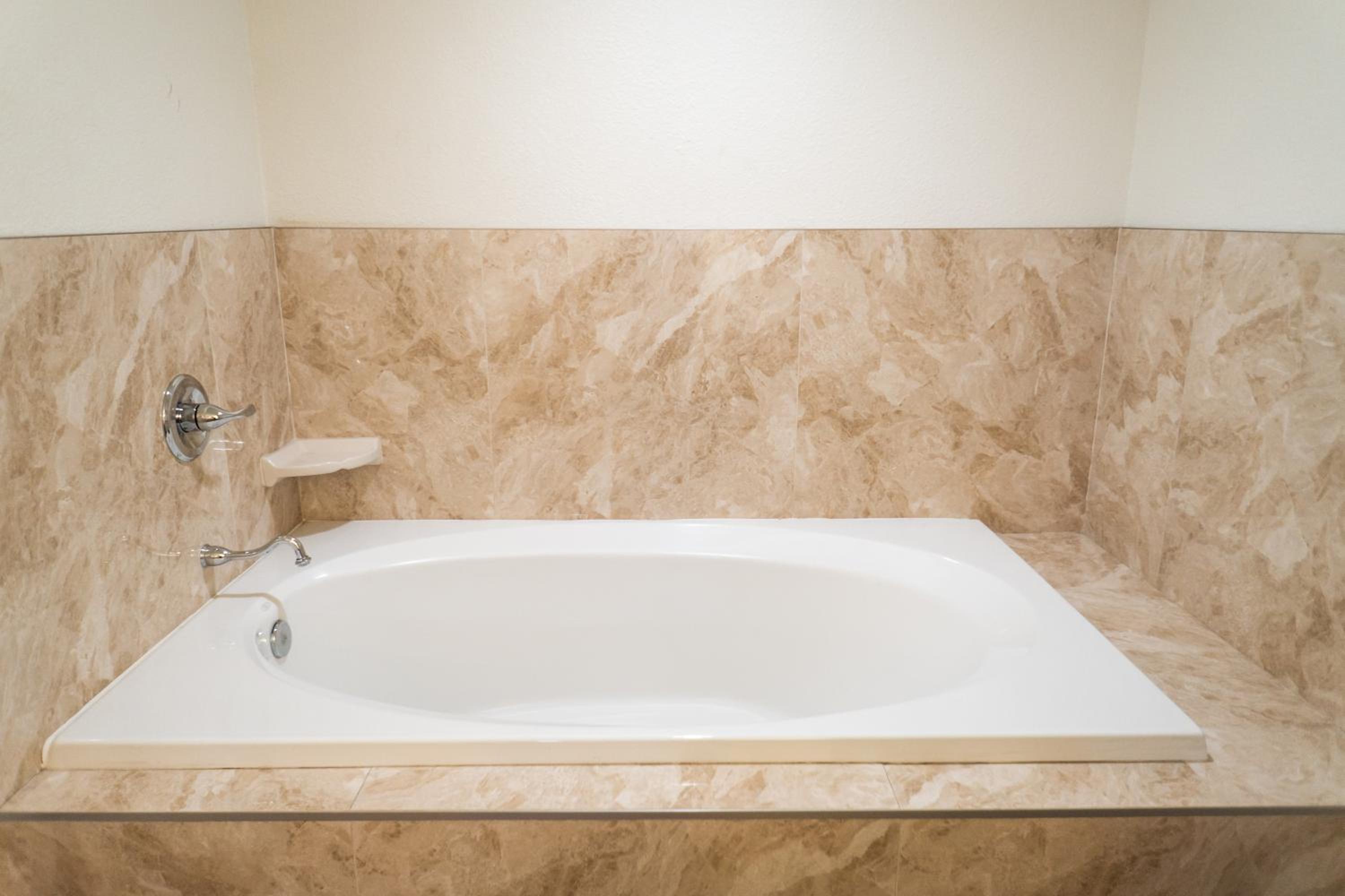 King Room with Spa Bath - Photo 3