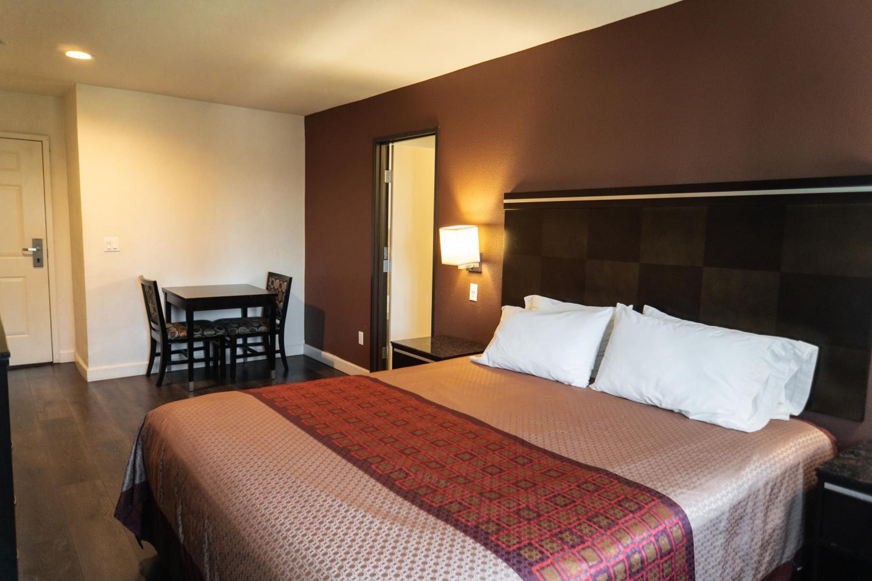 King Room with Spa Bath - Photo 2