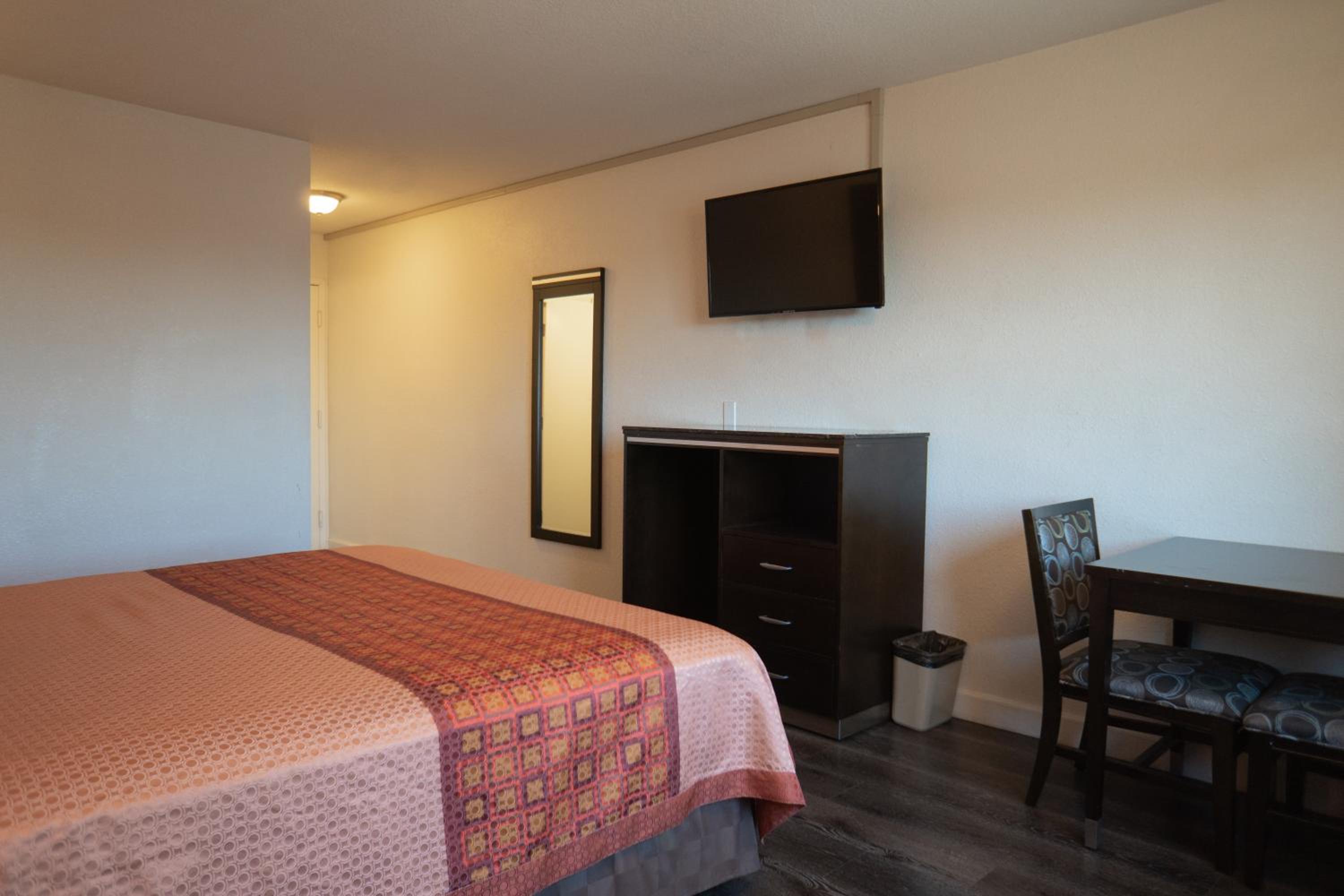 Deluxe King Room - Photo 7