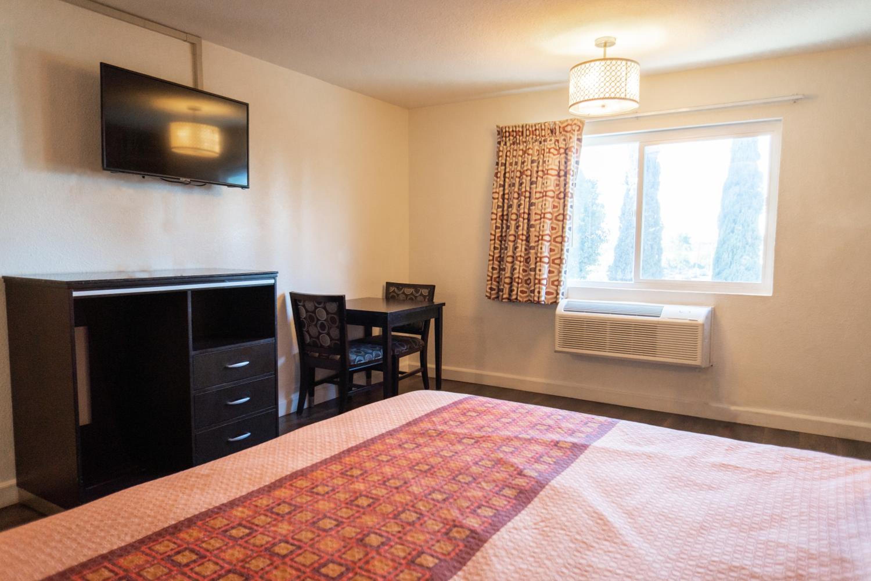 Deluxe King Room - Photo 6