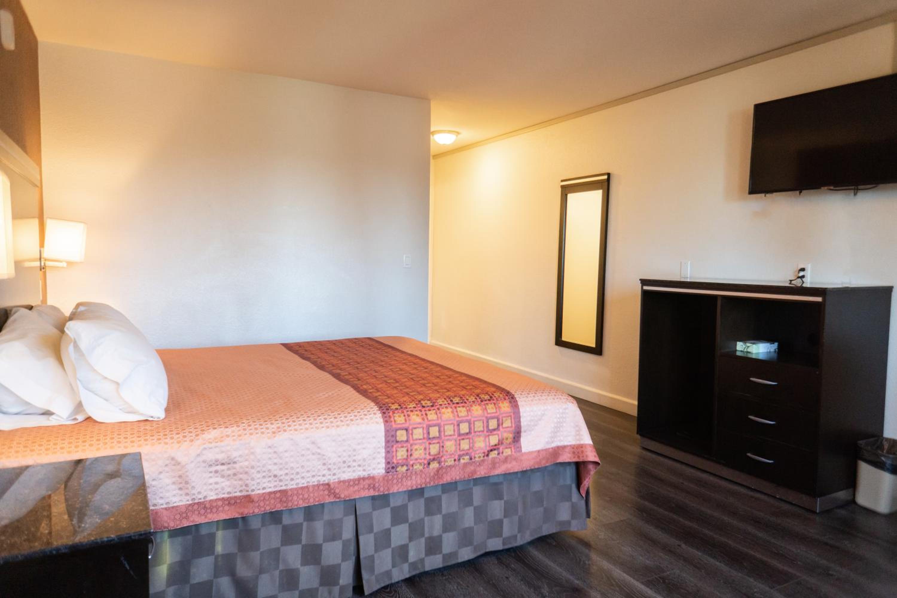 Deluxe King Room - Photo 5