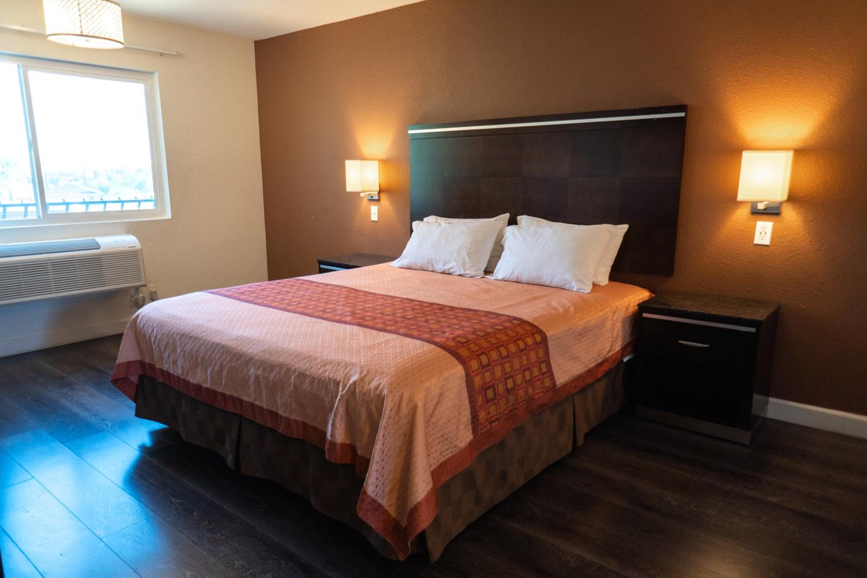 Deluxe King Room - Photo 8