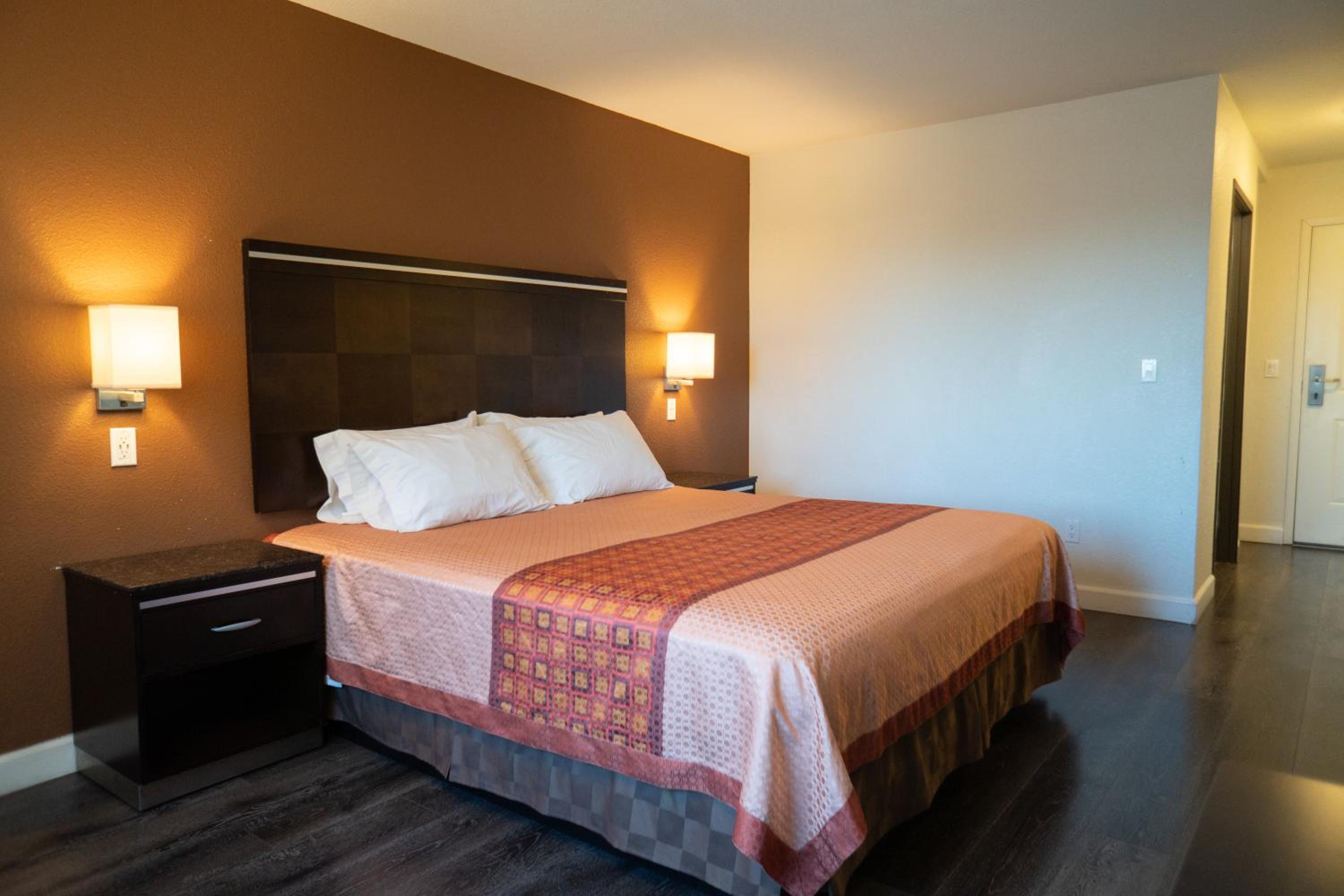 Deluxe King Room - Photo 4