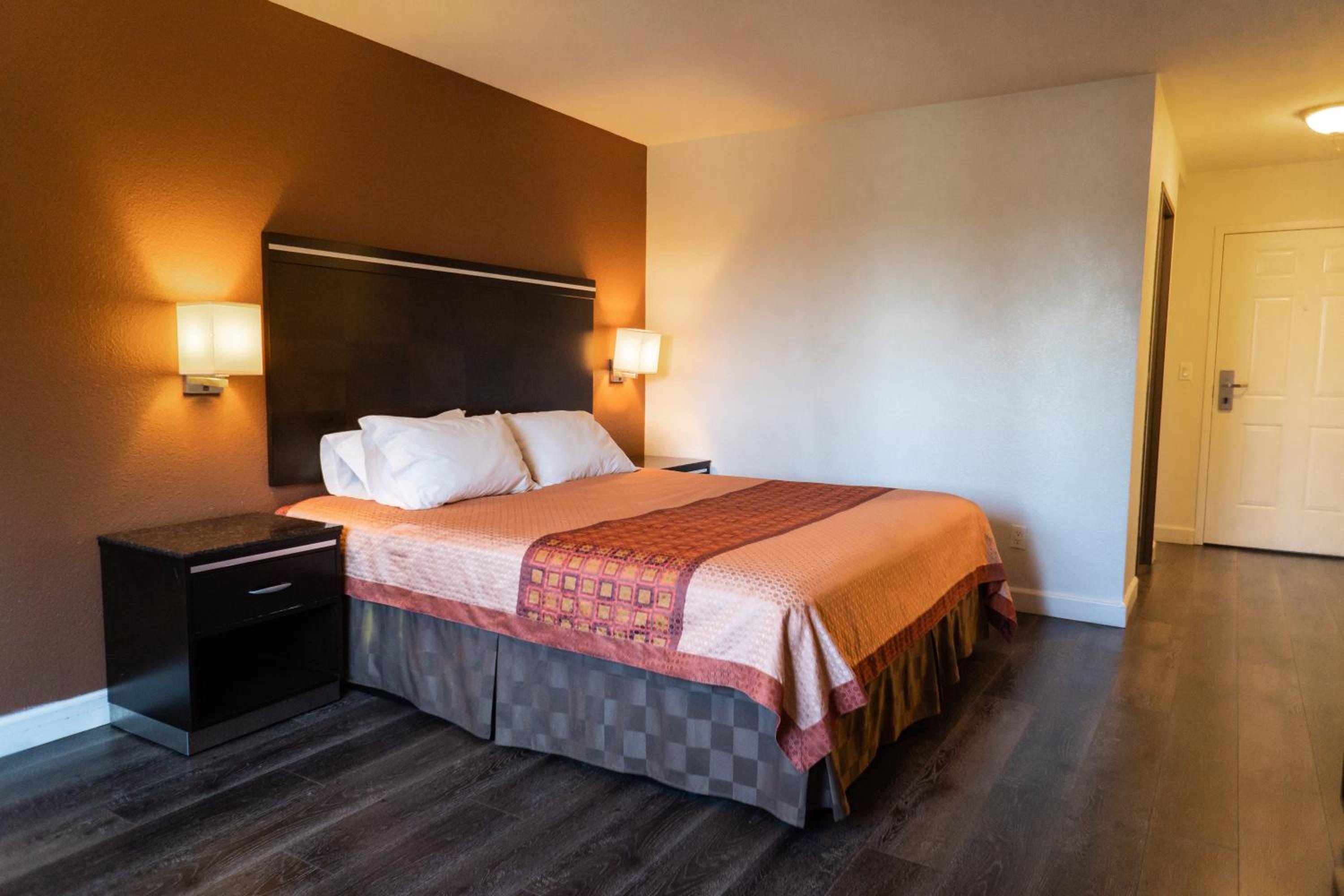 Deluxe King Room - Photo 1