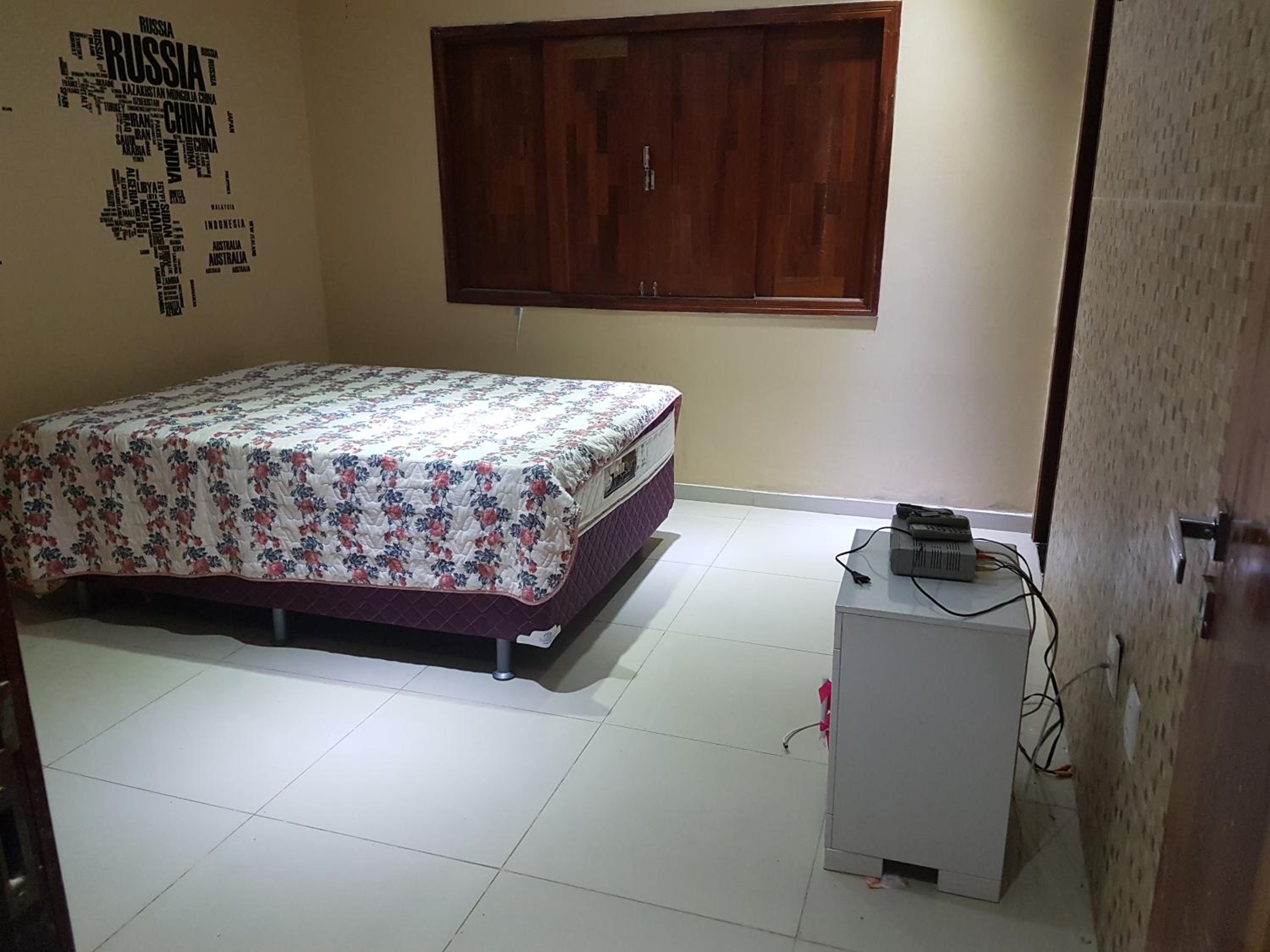 Five-Bedroom House photo 1