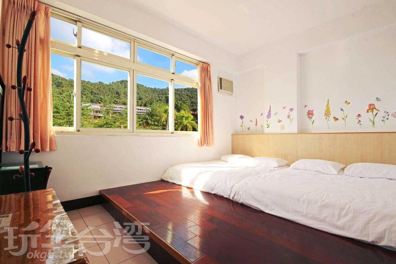 Quadruple Room with Mountain View photo 2