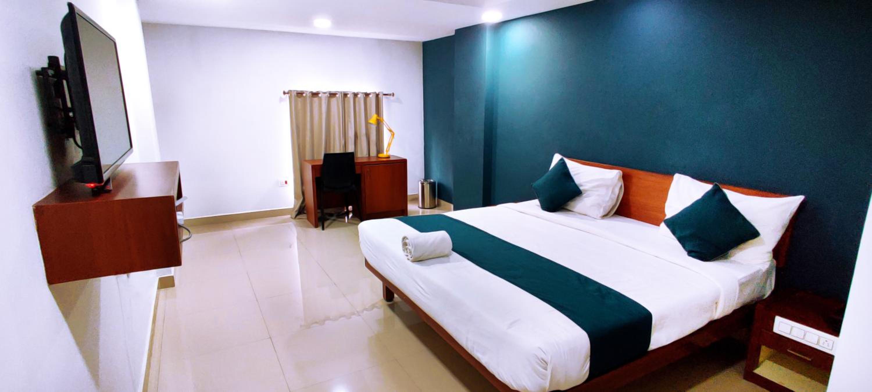 Deluxe Double Room - Photo 13