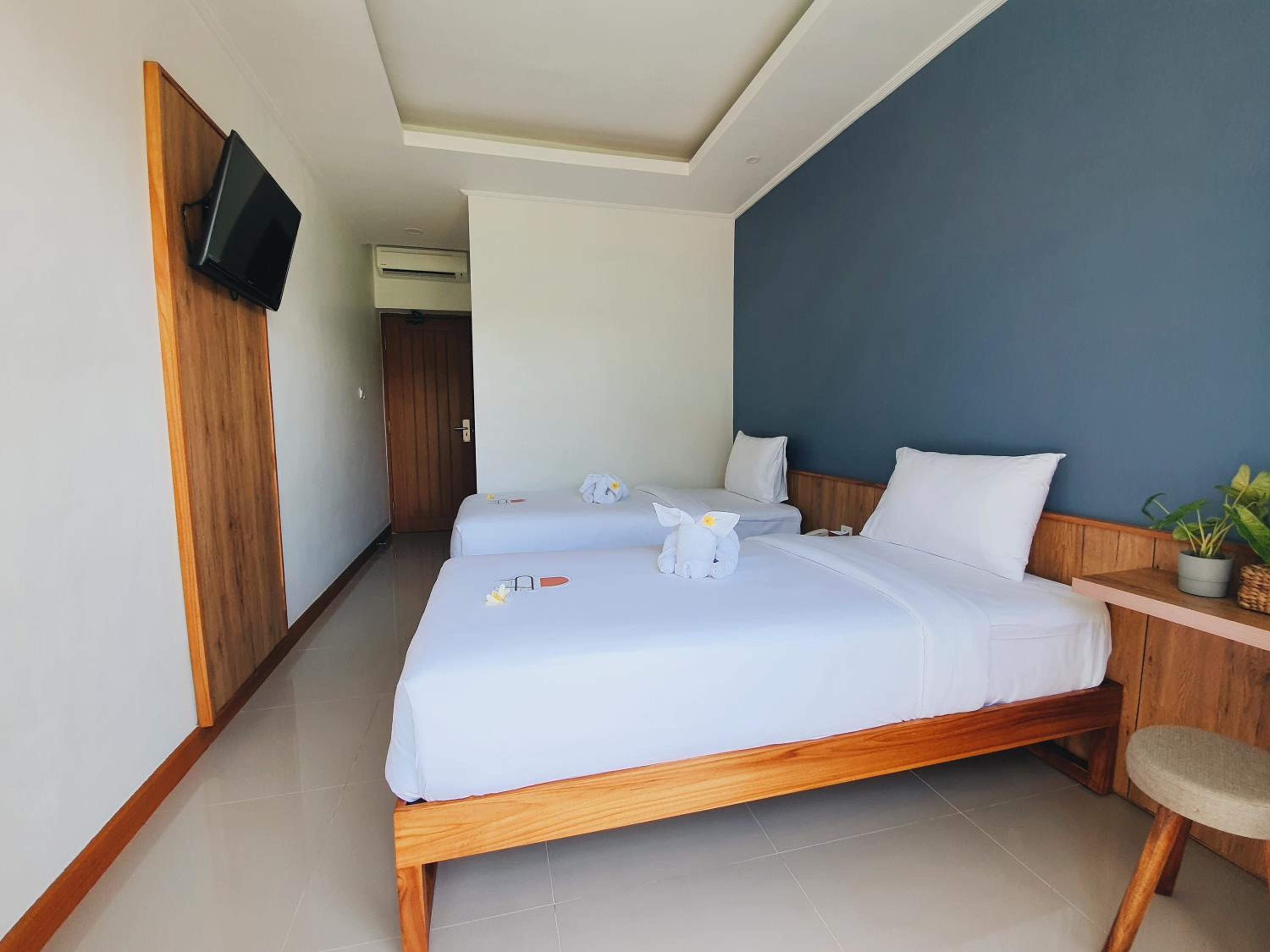 Twin Room with Pool View - Photo 6