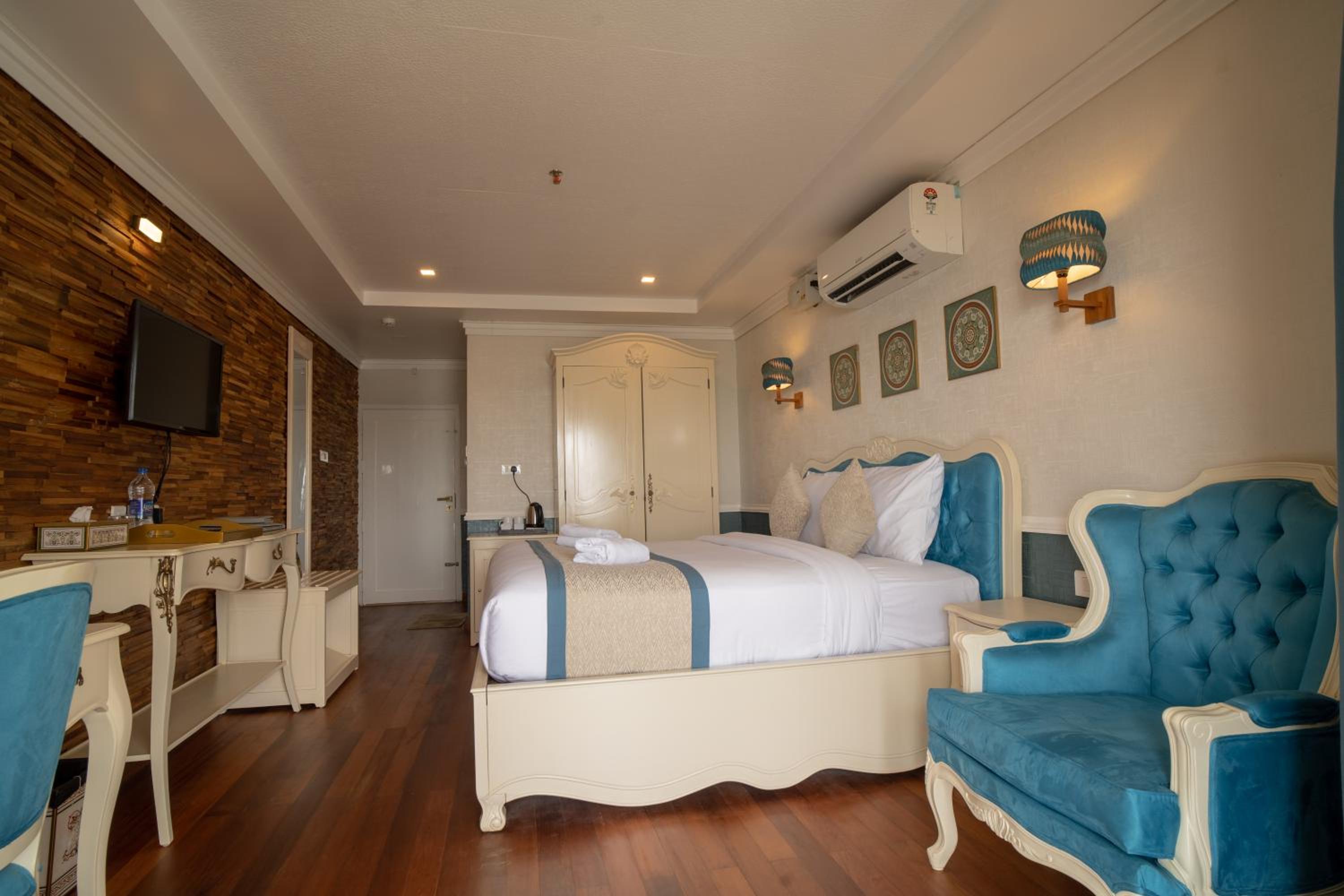 Deluxe Double Room - Photo 9