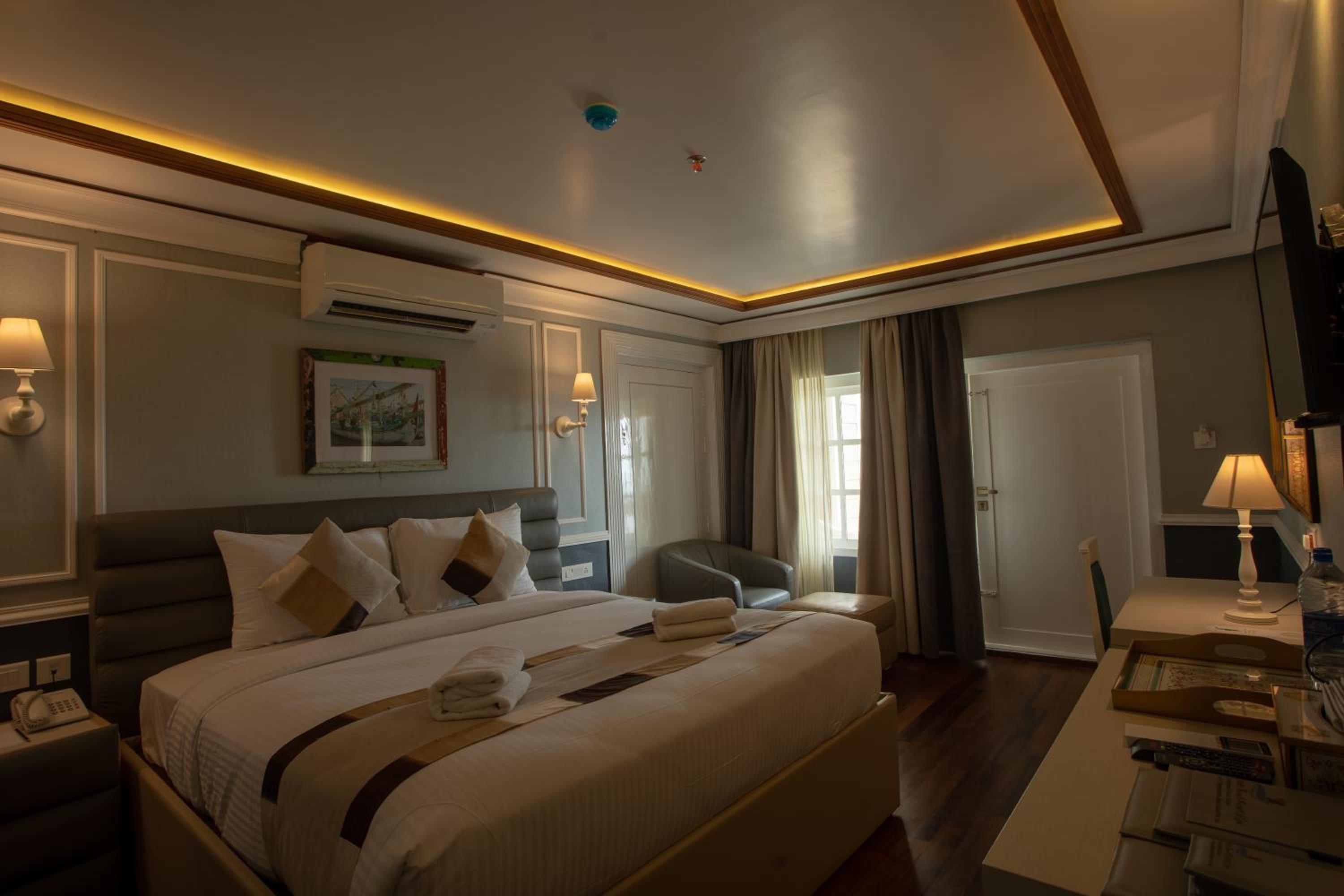 Deluxe Double Room - Photo 11