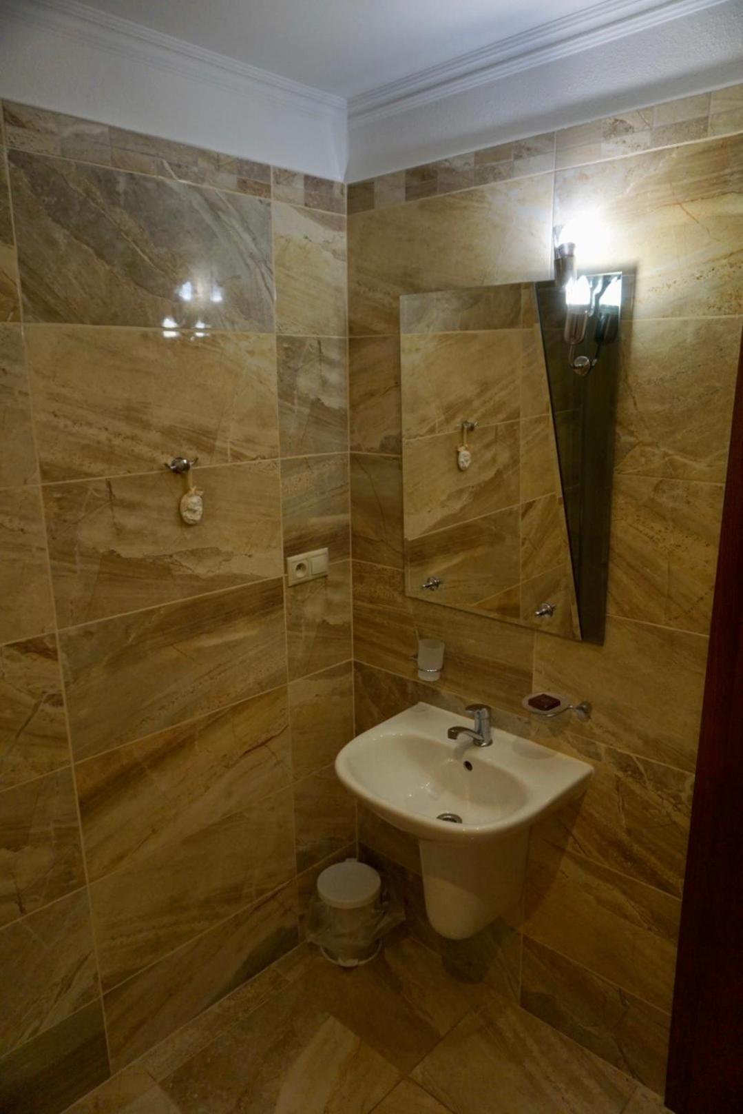 Double Room - Photo 5