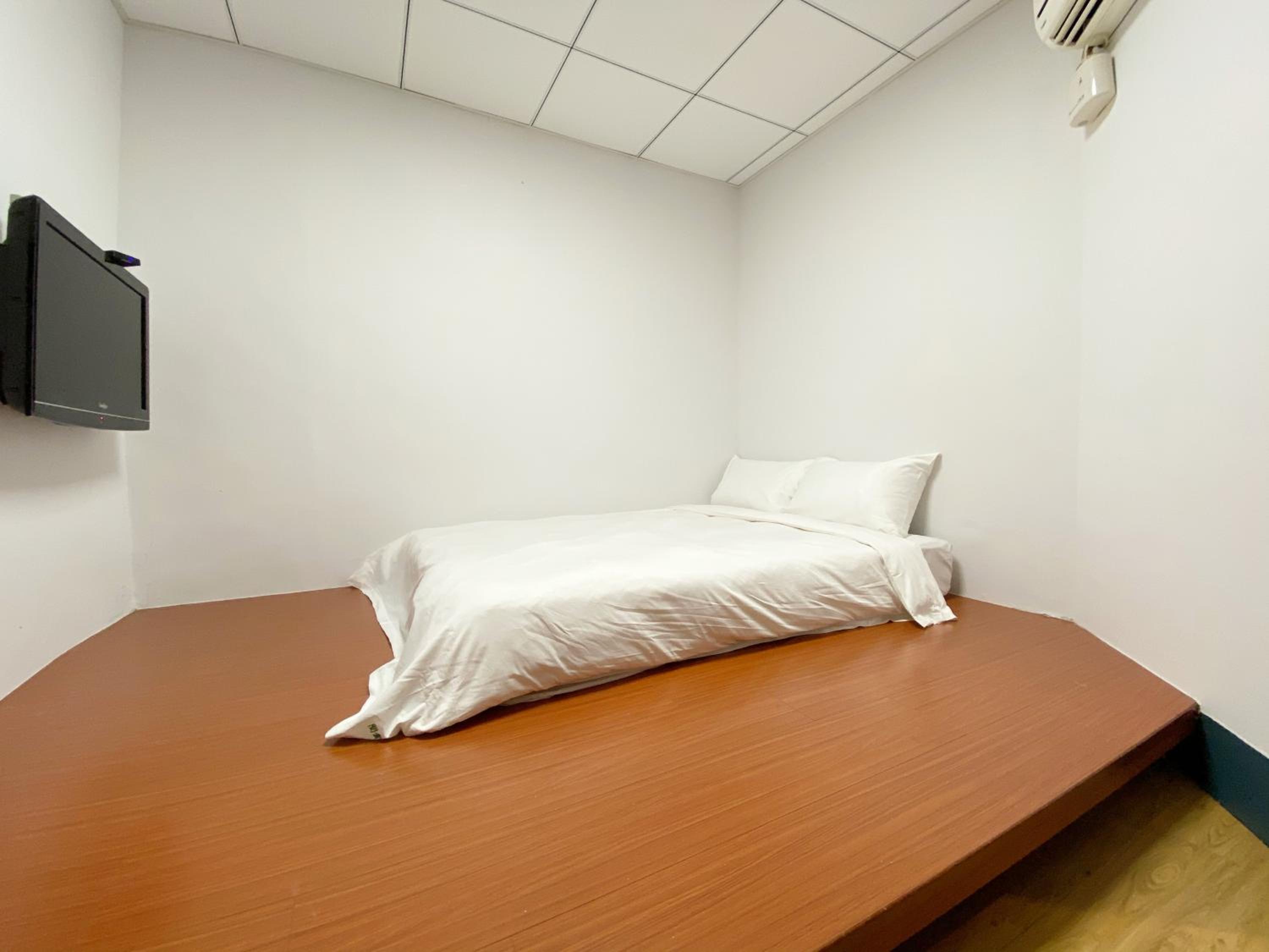 Budget Double Room - Photo 3