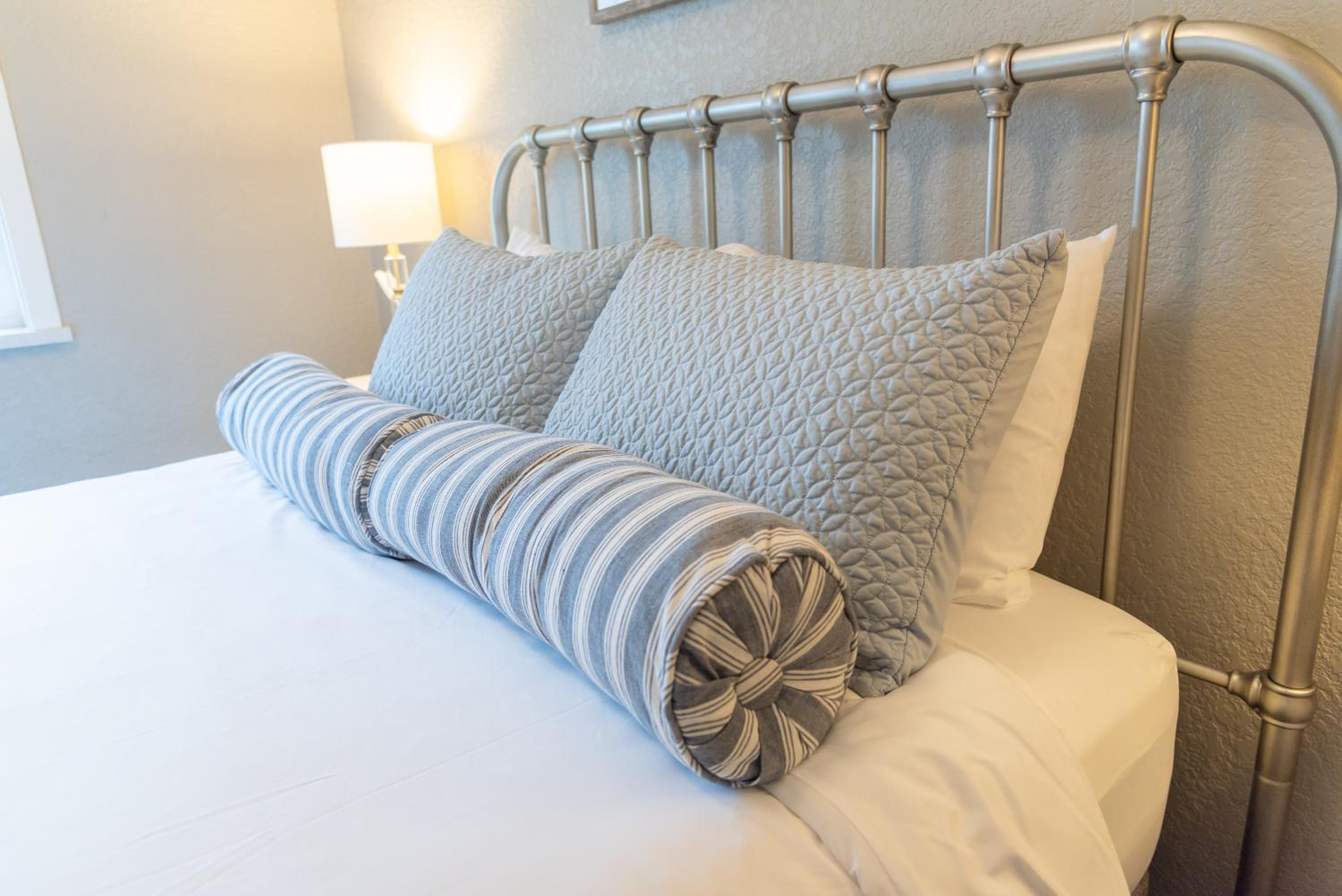 Deluxe Queen Suite - Photo 6