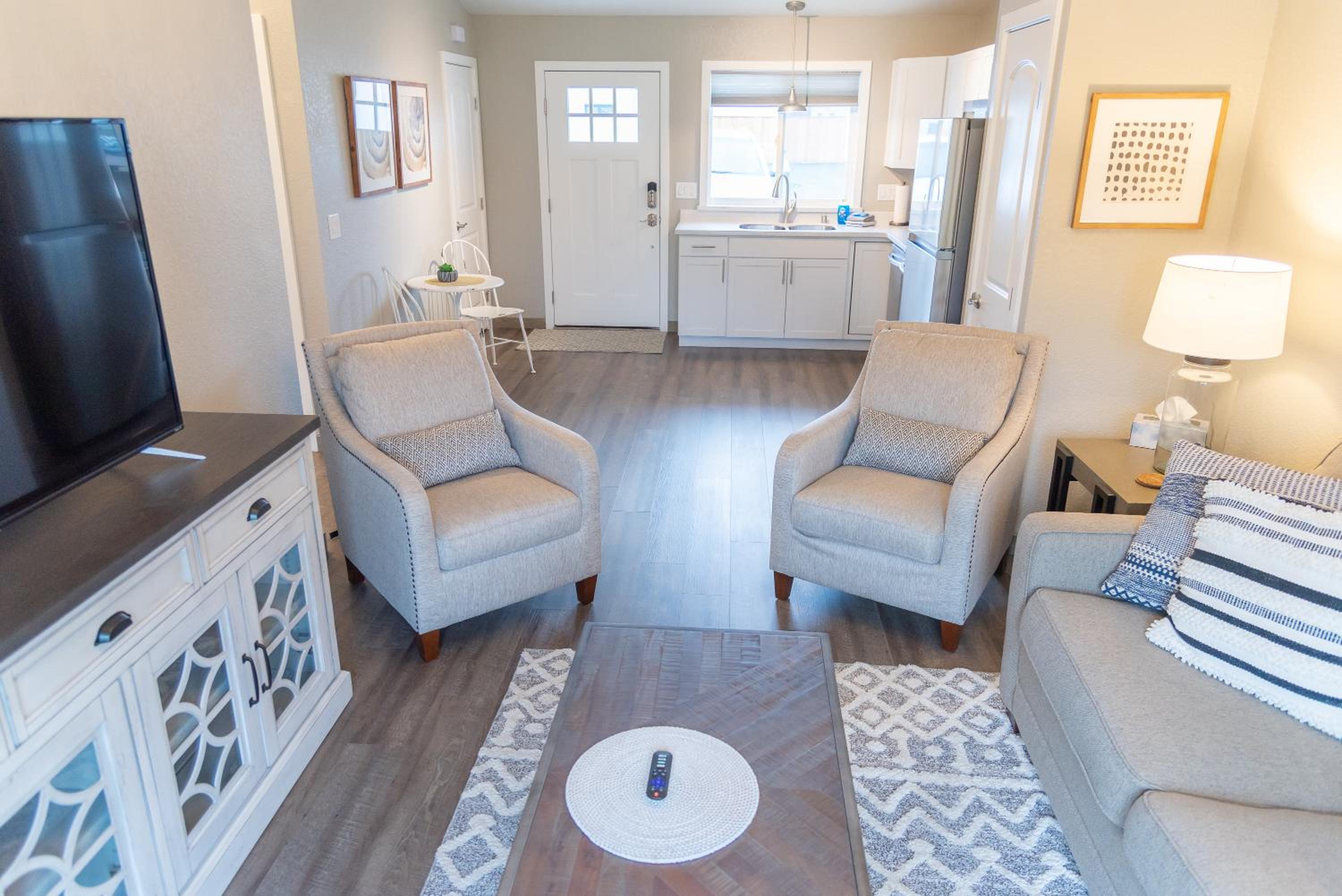 Deluxe Queen Suite - Photo 7