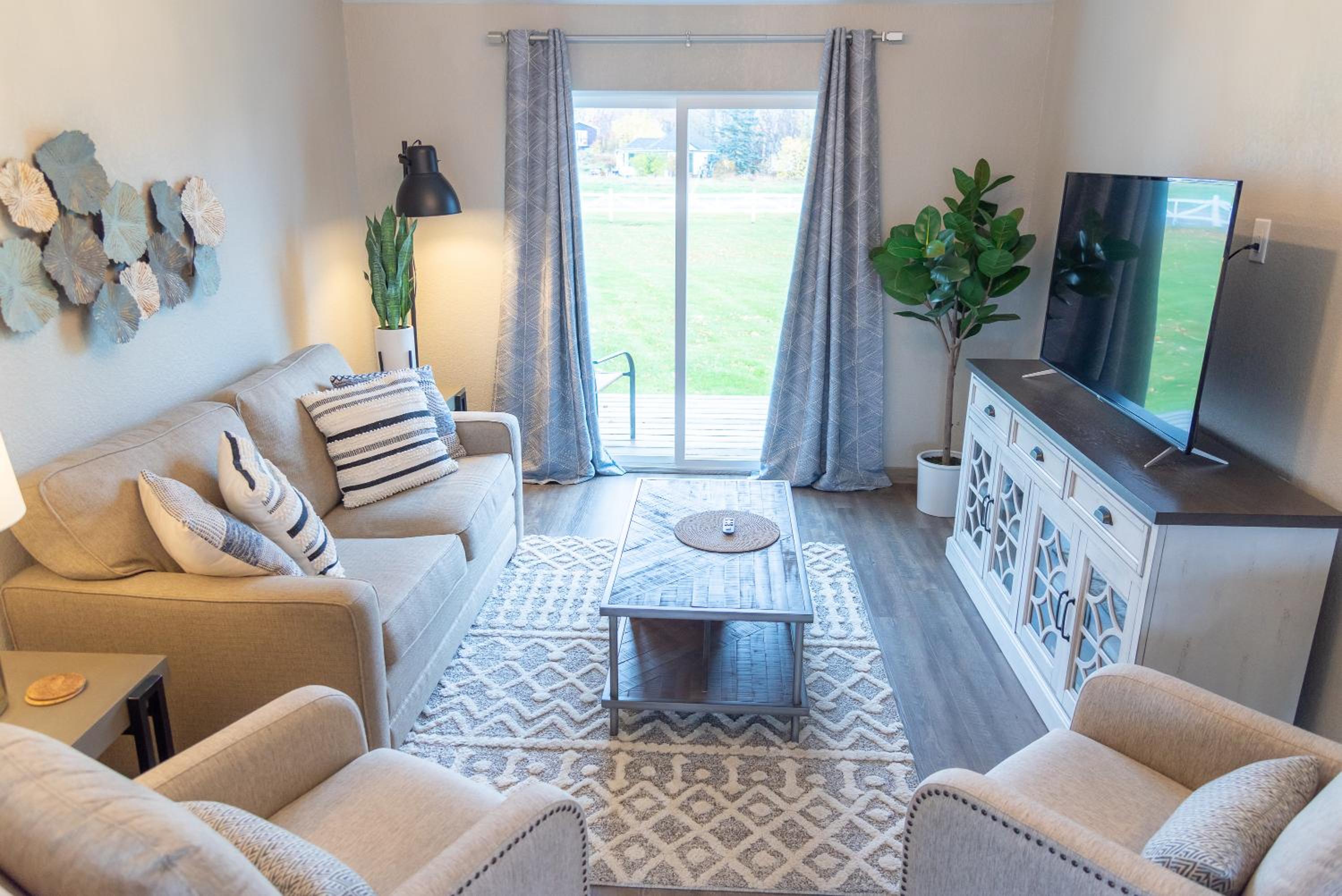 Deluxe Queen Suite - Photo 8
