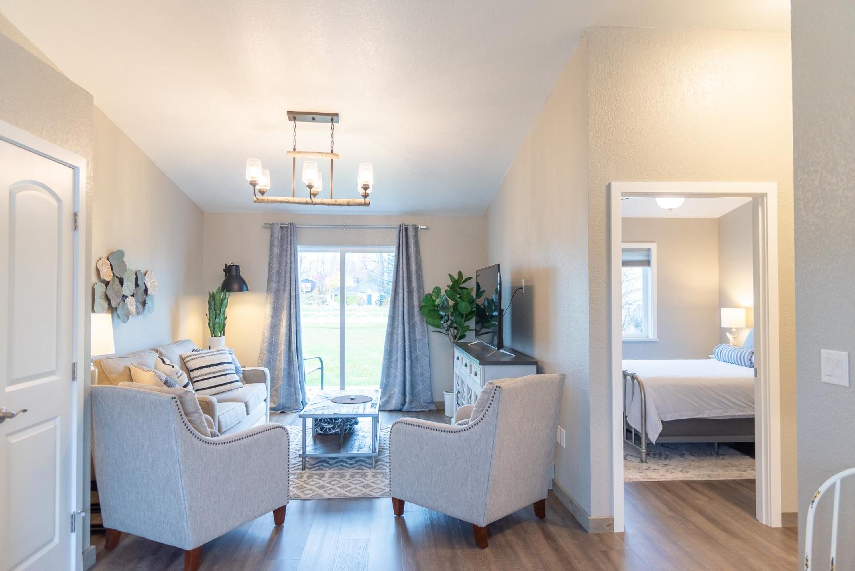 Deluxe Queen Suite - Photo 11
