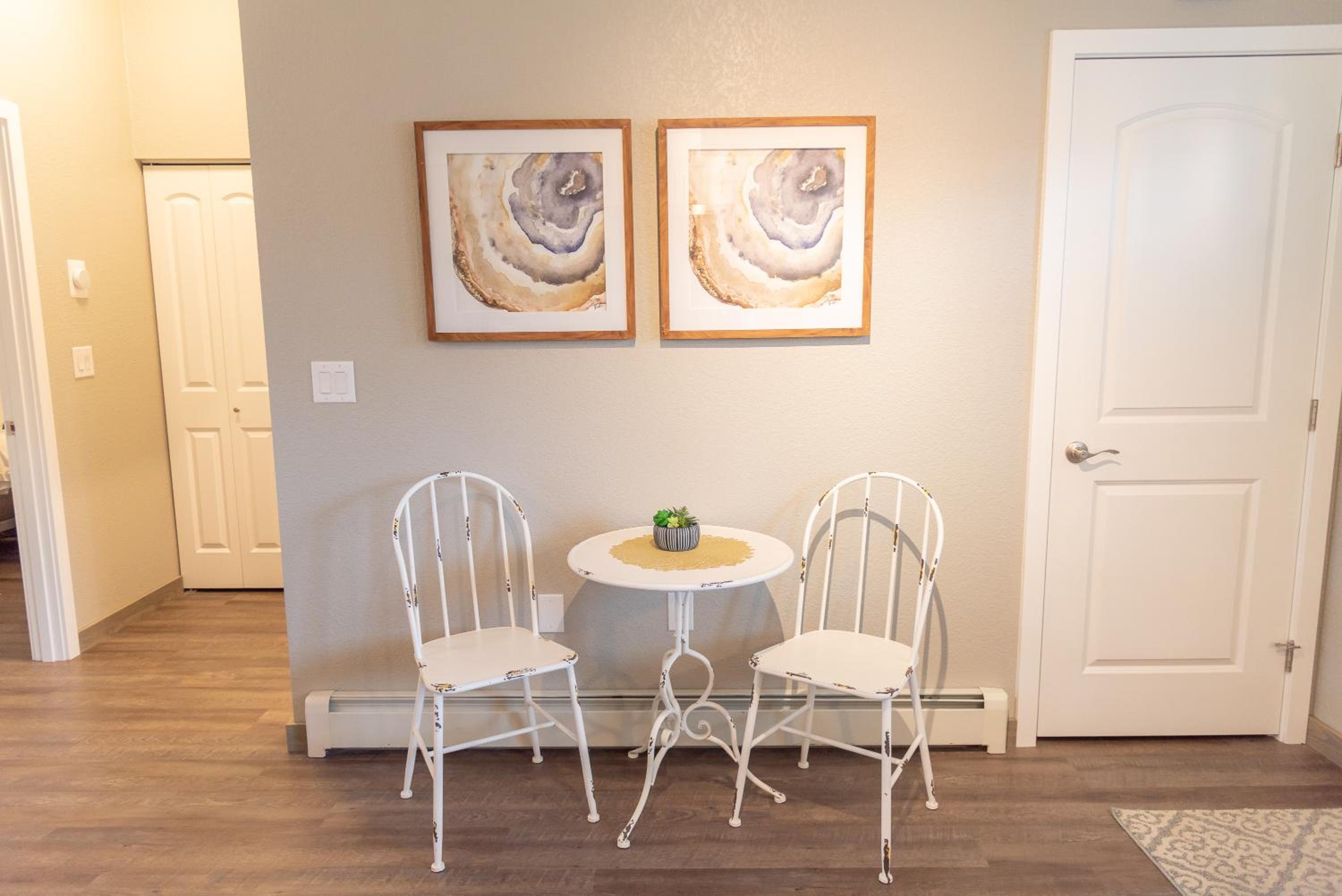 Deluxe Queen Suite - Photo 13
