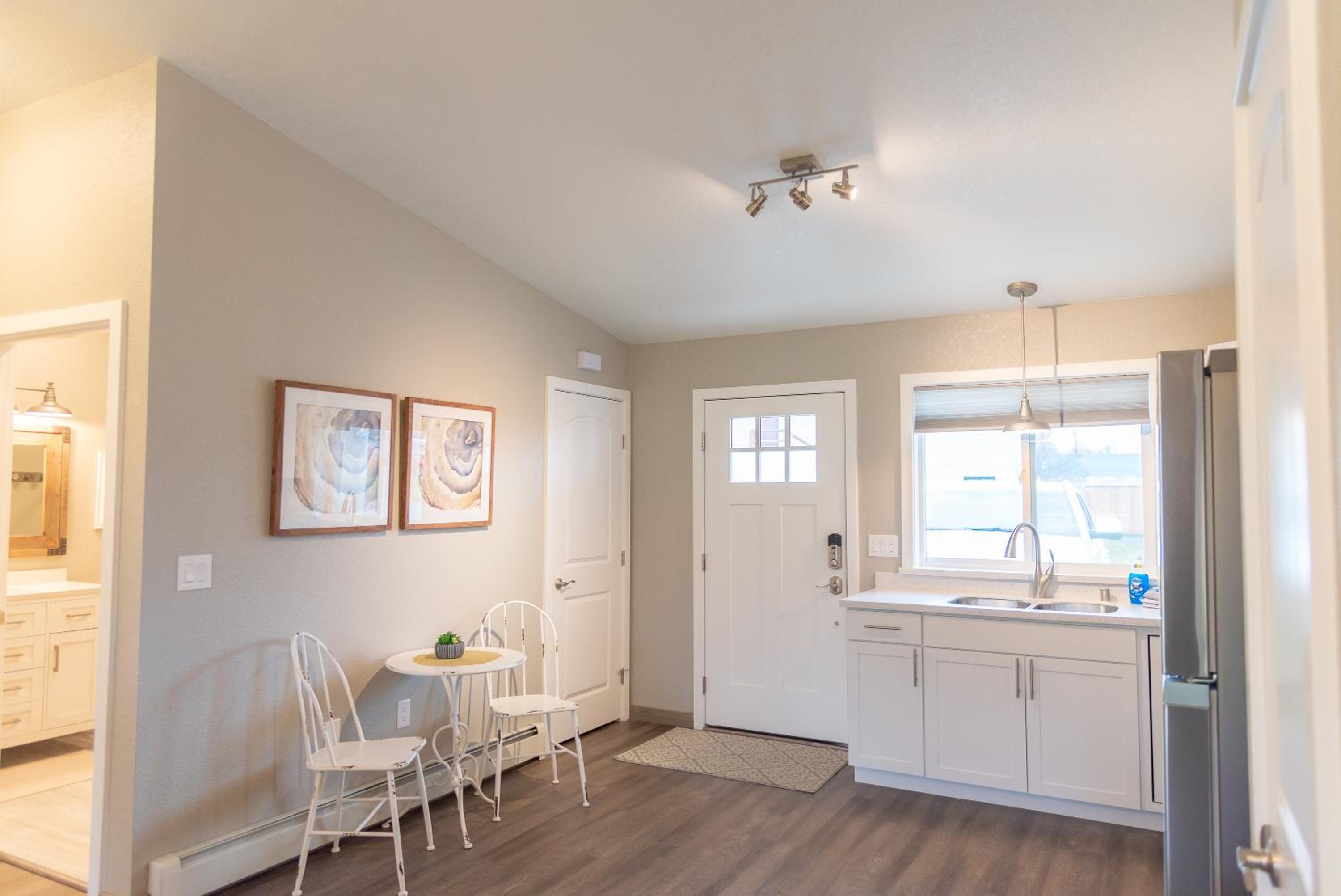 Deluxe Queen Suite - Photo 14