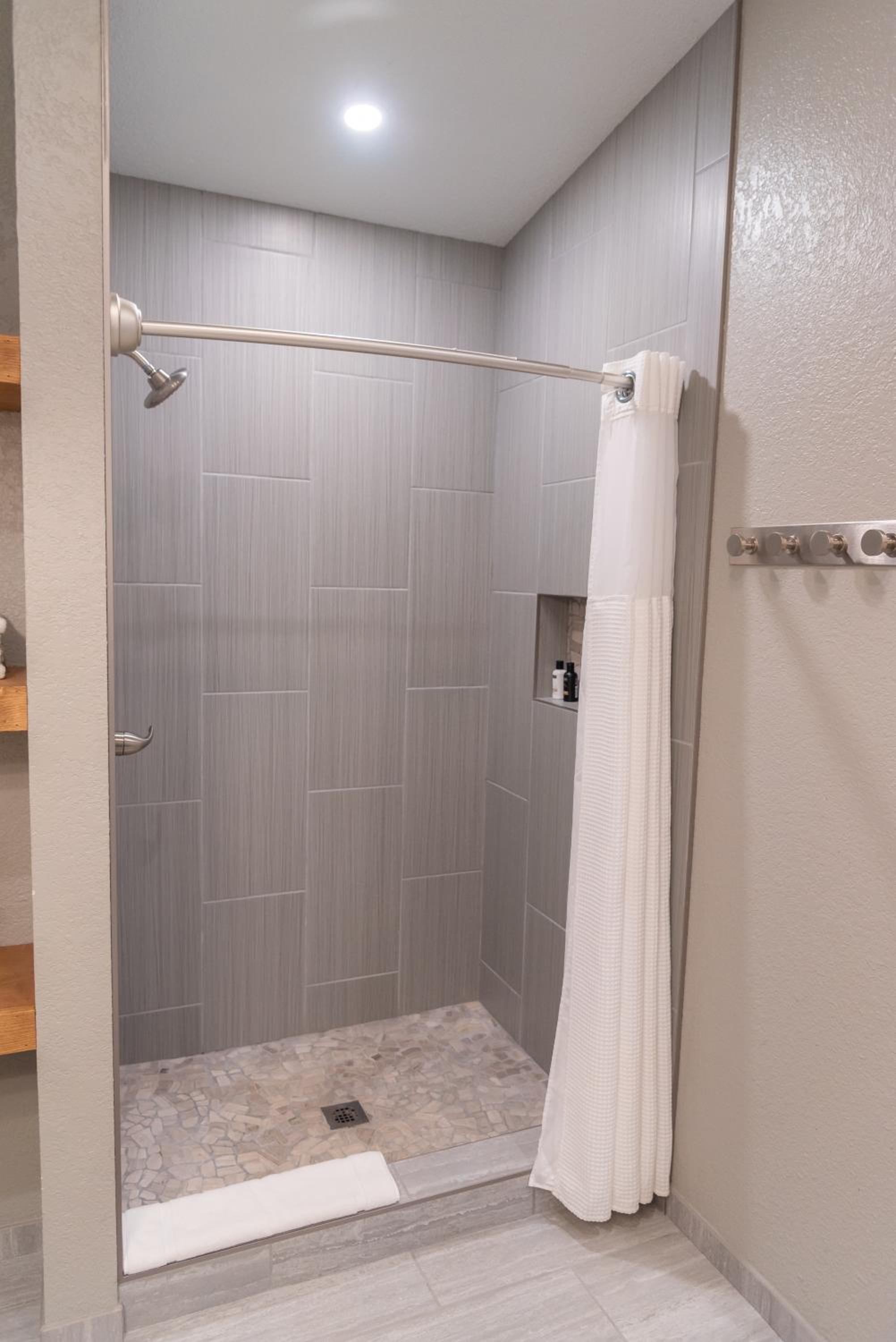 Deluxe Queen Suite - Photo 18