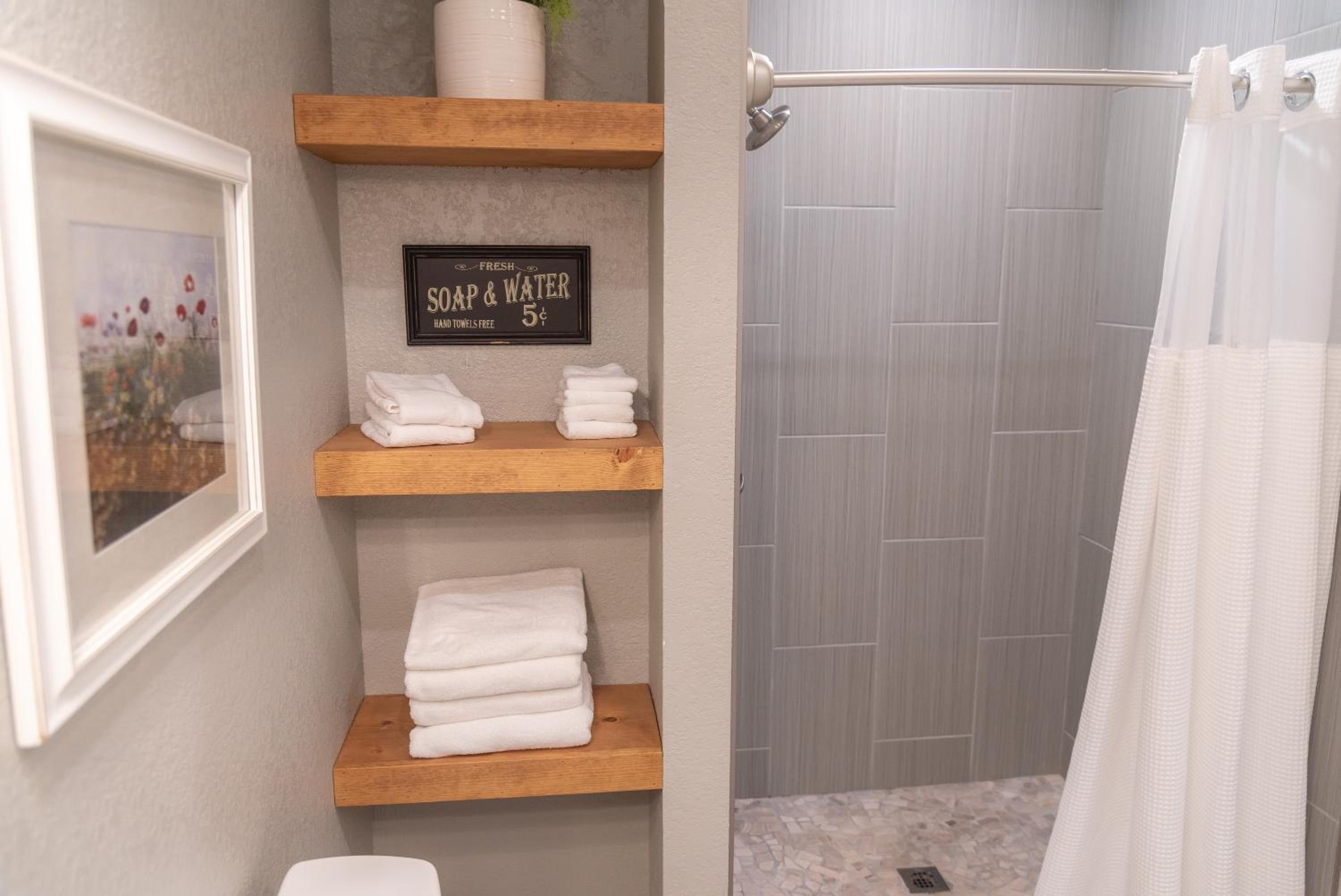 Deluxe Queen Suite - Photo 19