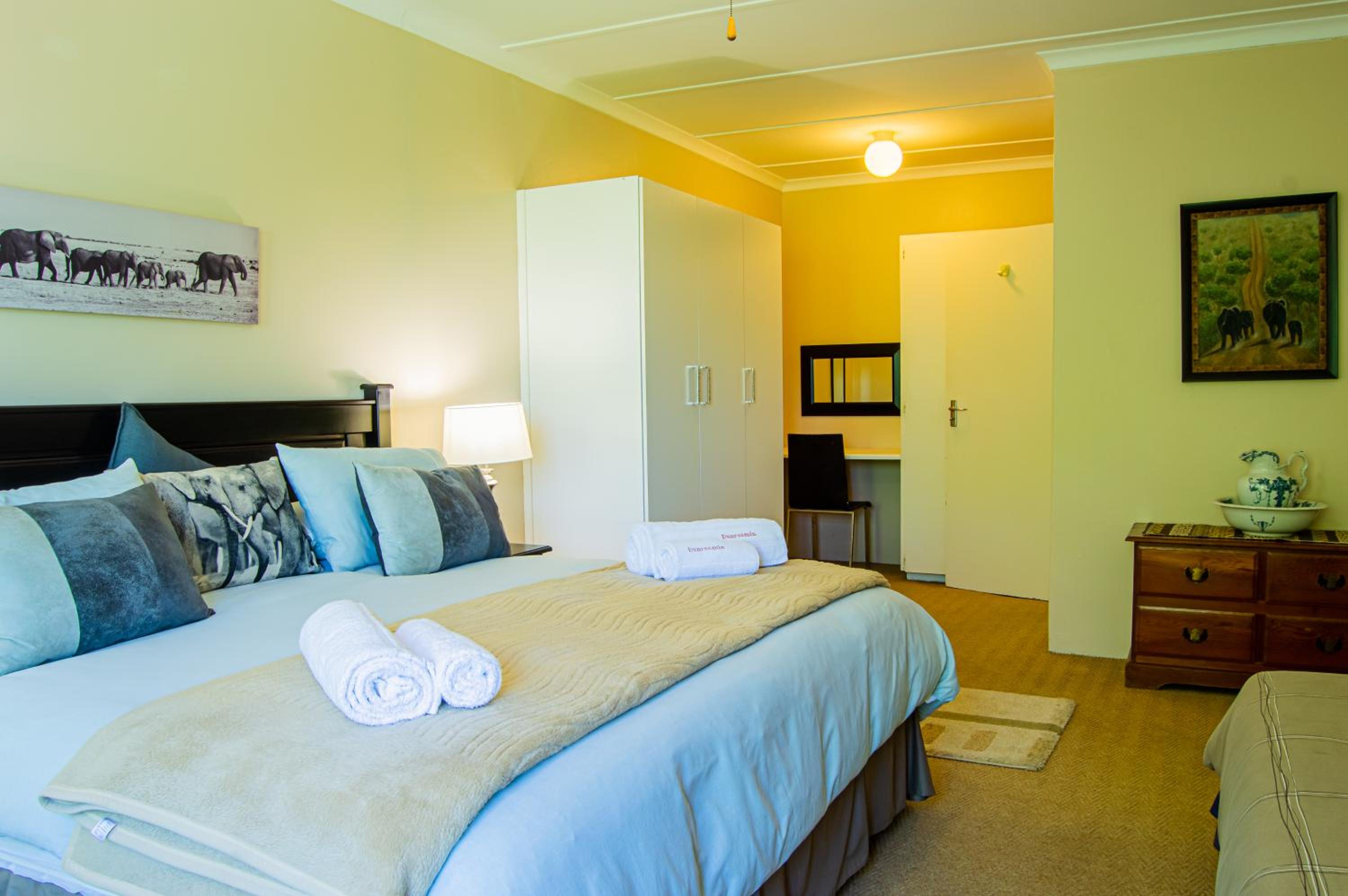 Deluxe King Suite photo 1