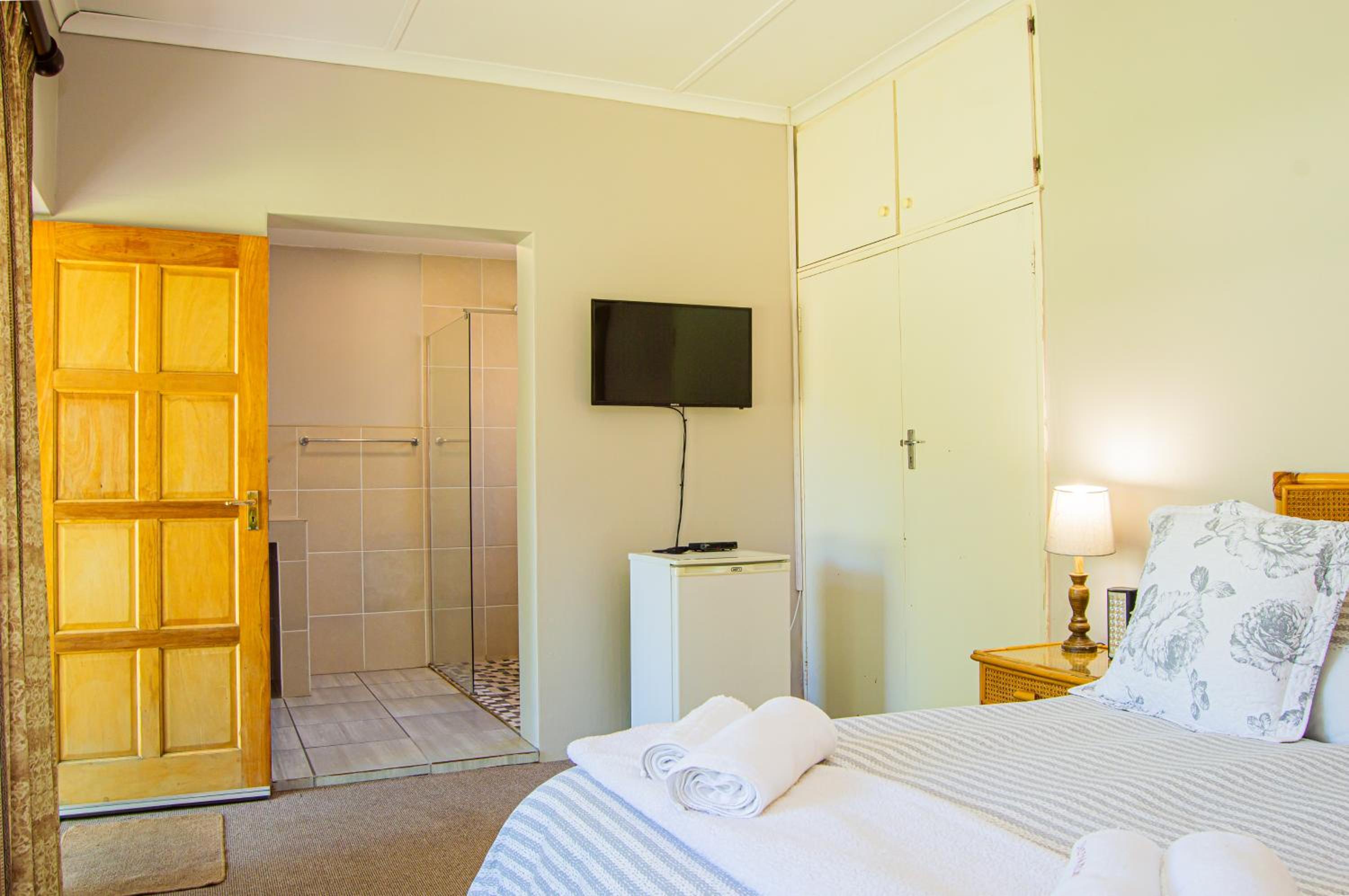 Queen Room with Garden View - Photo 4