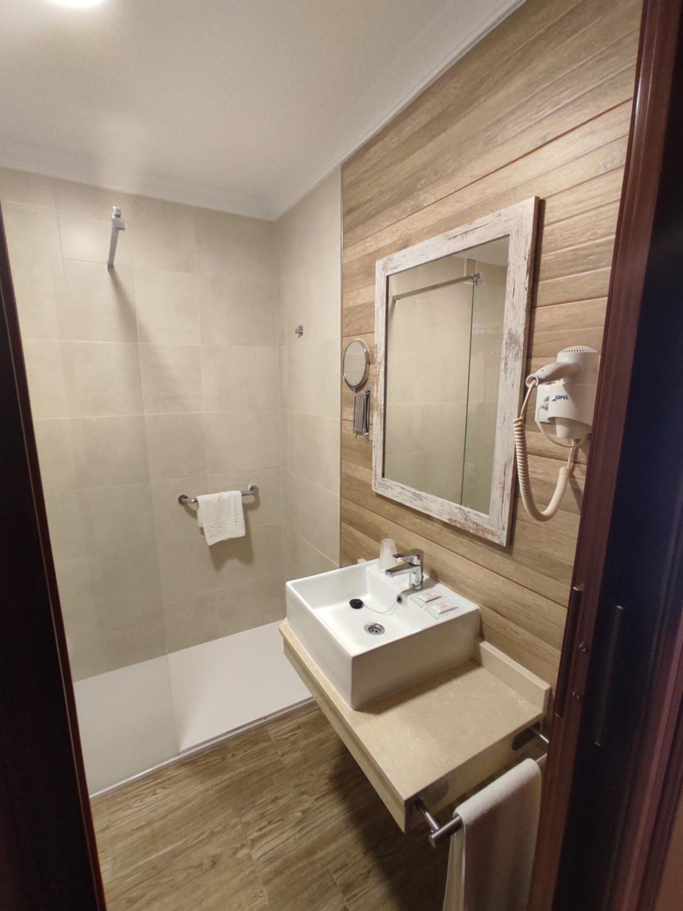 Twin Room with Extra Bed photo 3