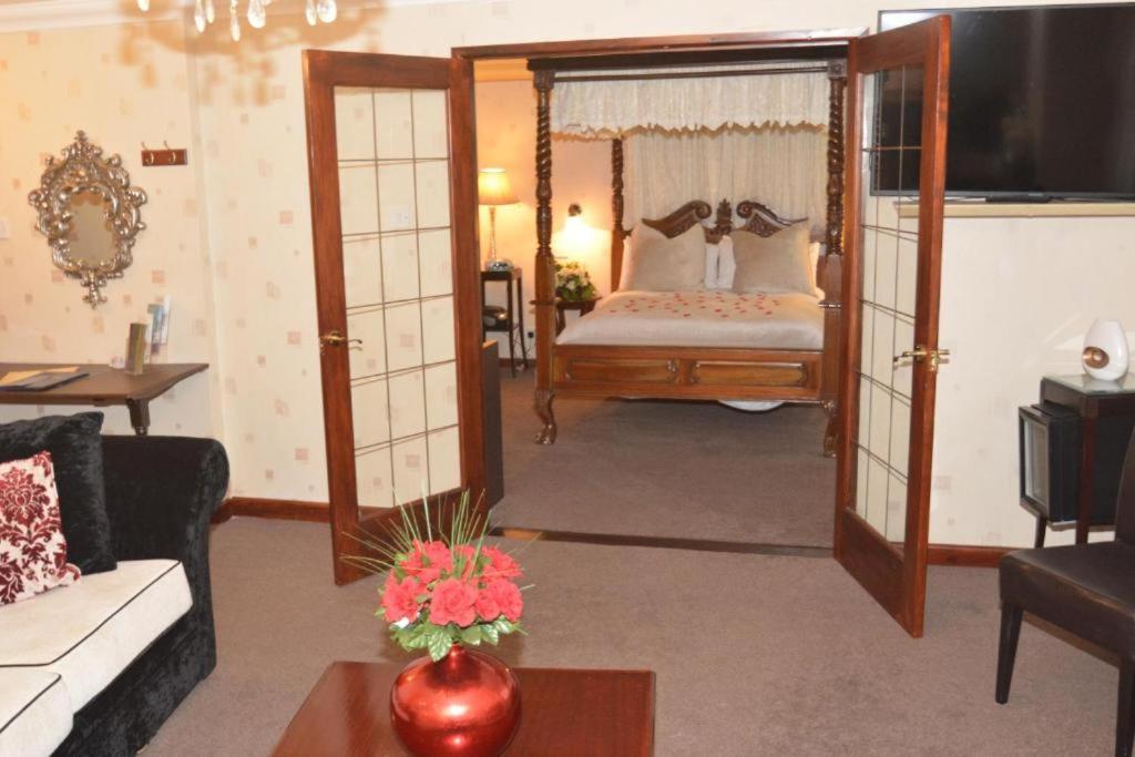 Honeymoon Suite - Photo 4